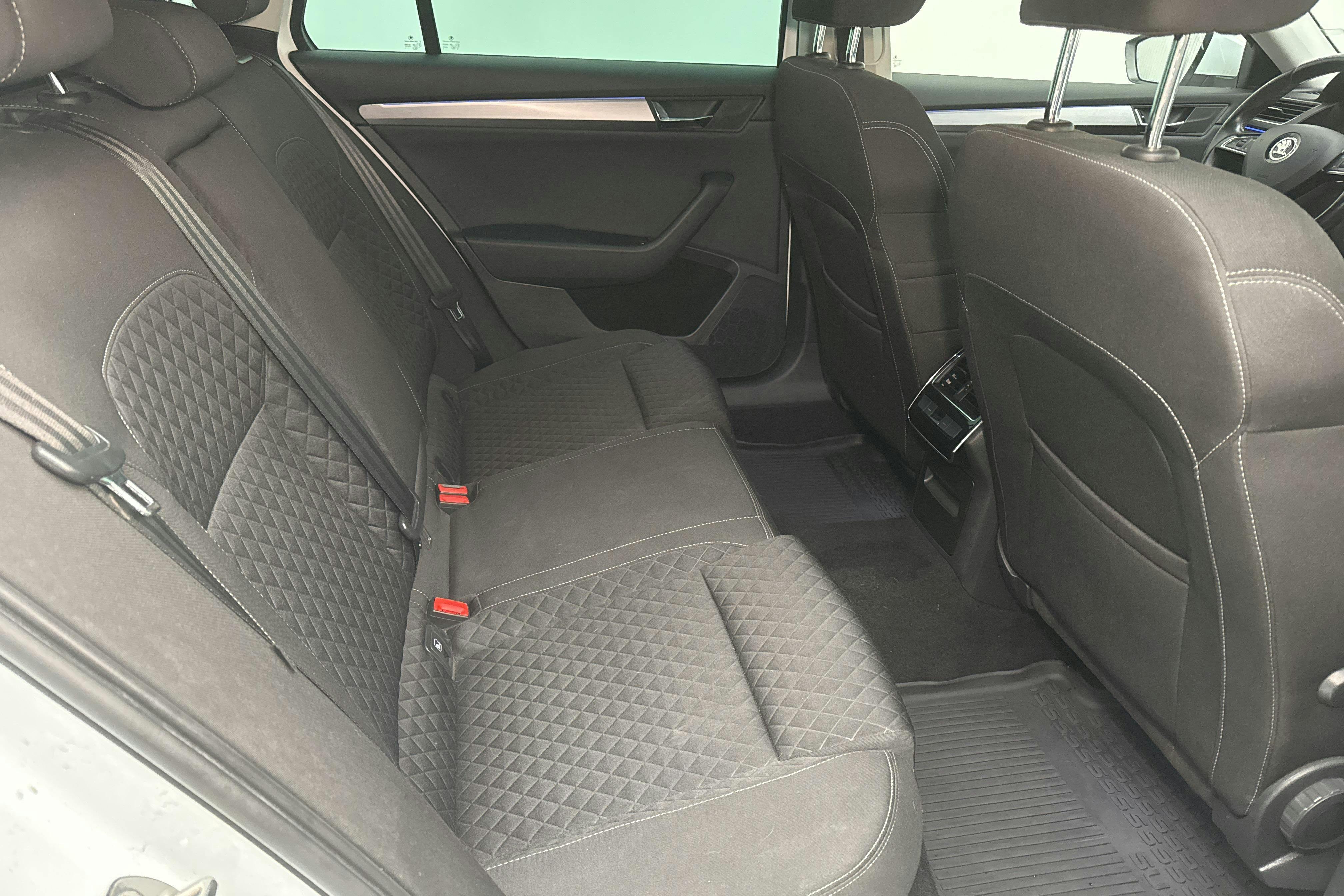 Skoda Superb 2.0 TDI Kombi (150hk) - 16 852 mil - Automat - vit - 2016