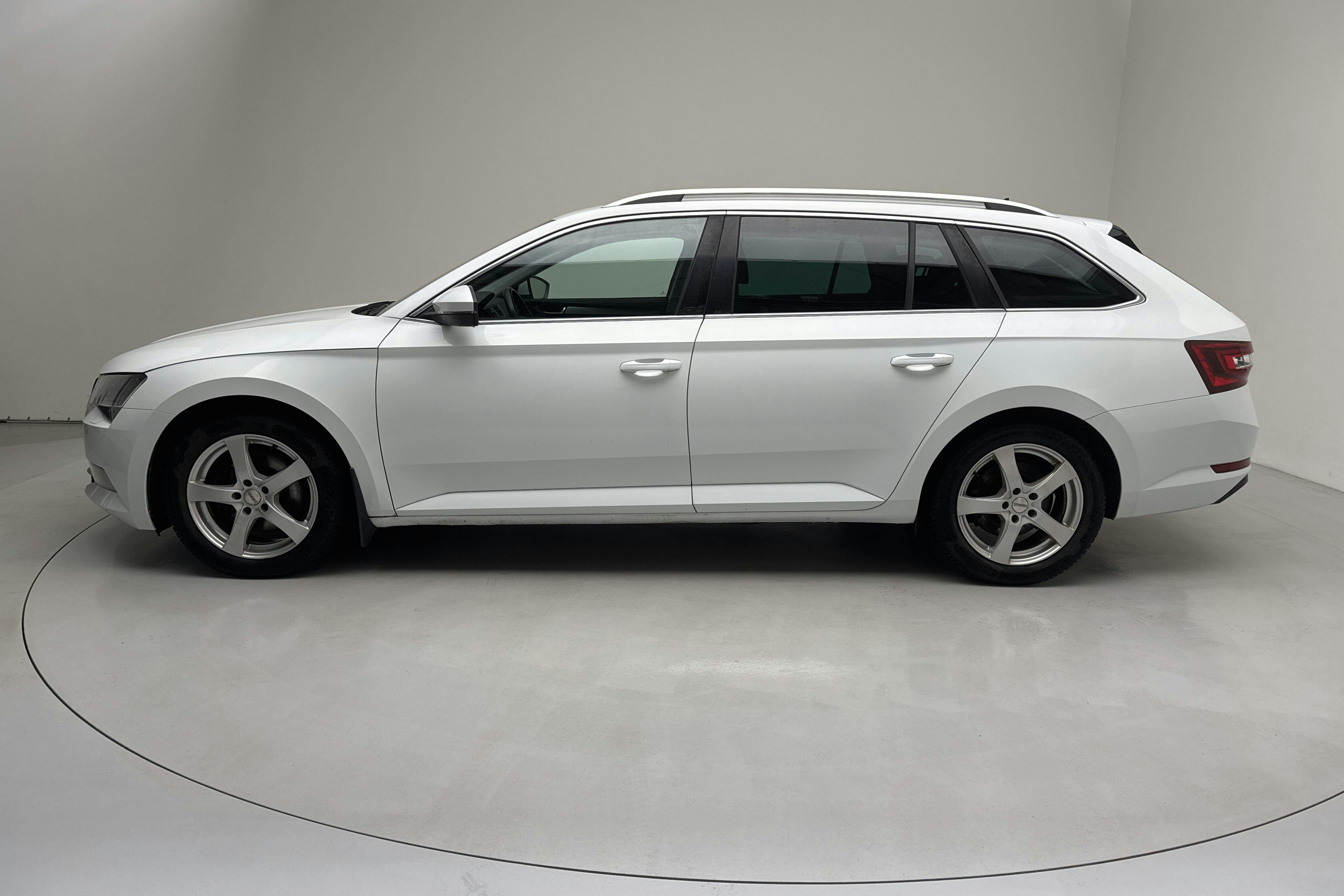 Skoda Superb 2.0 TDI Kombi (150hk) - 16 852 mil - Automat - vit - 2016