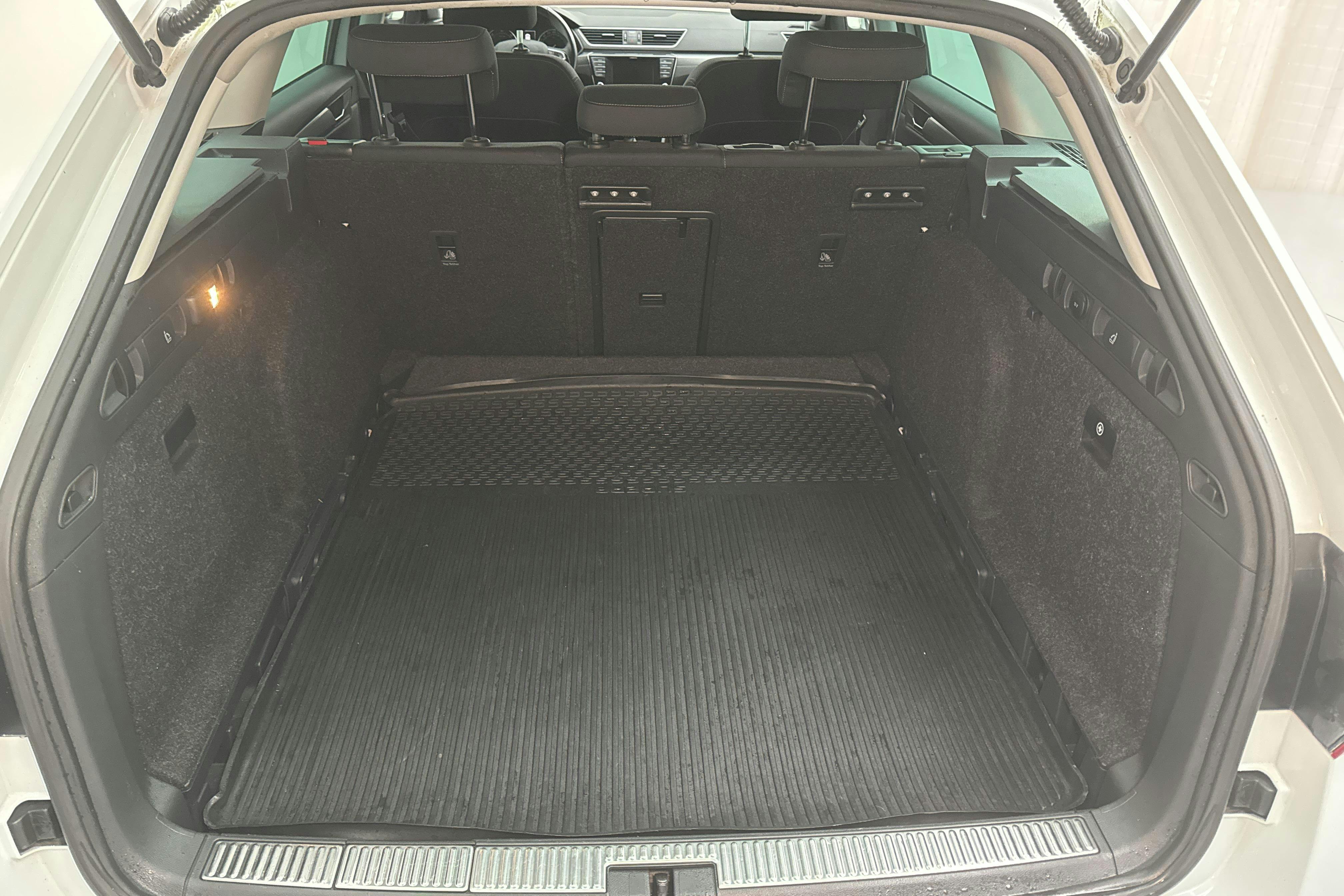 Skoda Superb 2.0 TDI Kombi (150hk) - 16 852 mil - Automat - vit - 2016