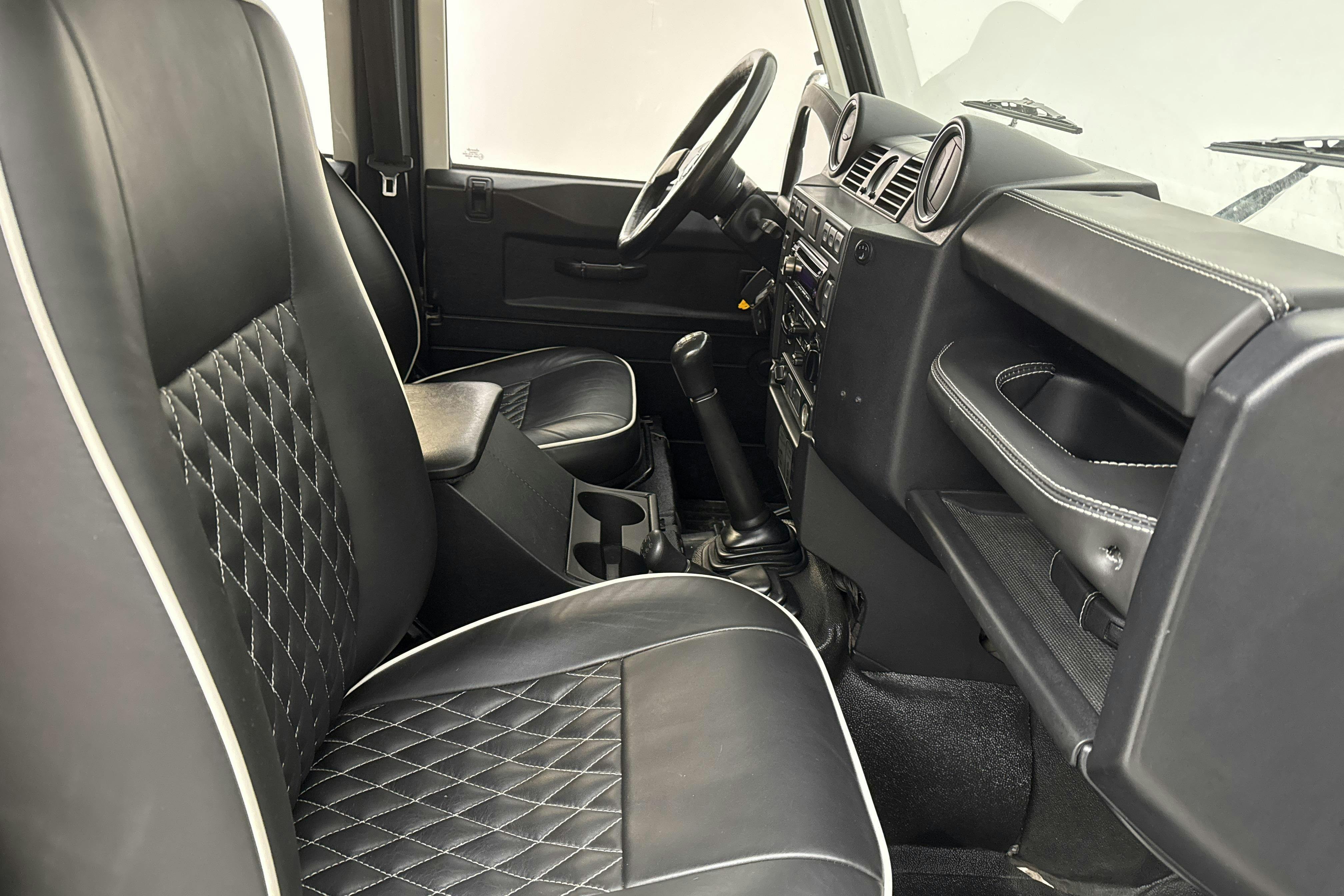 Land Rover Defender 110 SW (122hk) - 13 627 mil - Manuell - vit - 2010