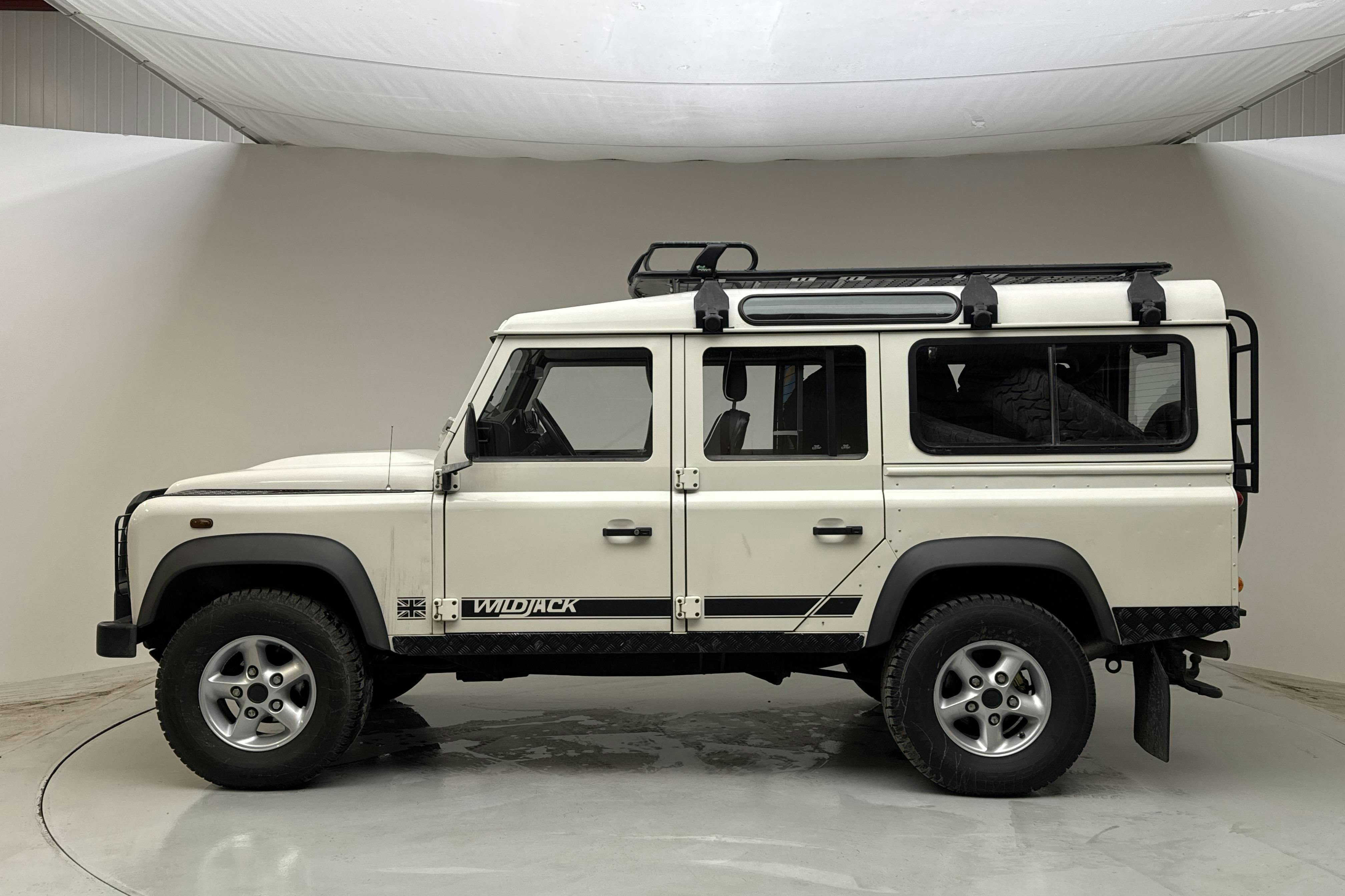 Land Rover Defender 110 SW (122hk) - 13 627 mil - Manuell - vit - 2010