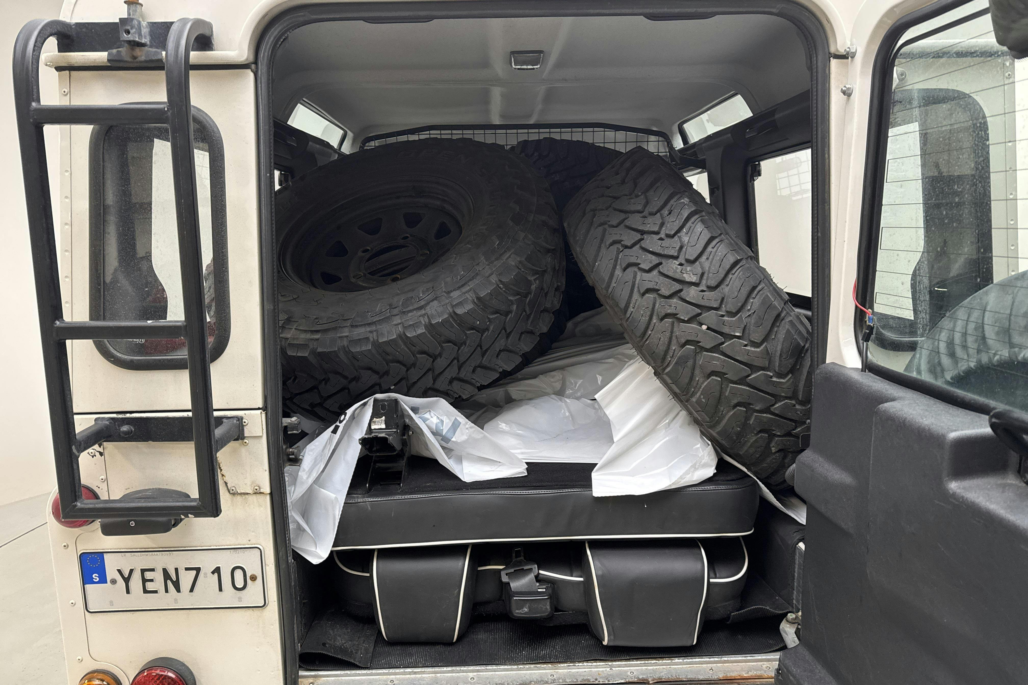 Land Rover Defender 110 SW (122hk) - 13 627 mil - Manuell - vit - 2010