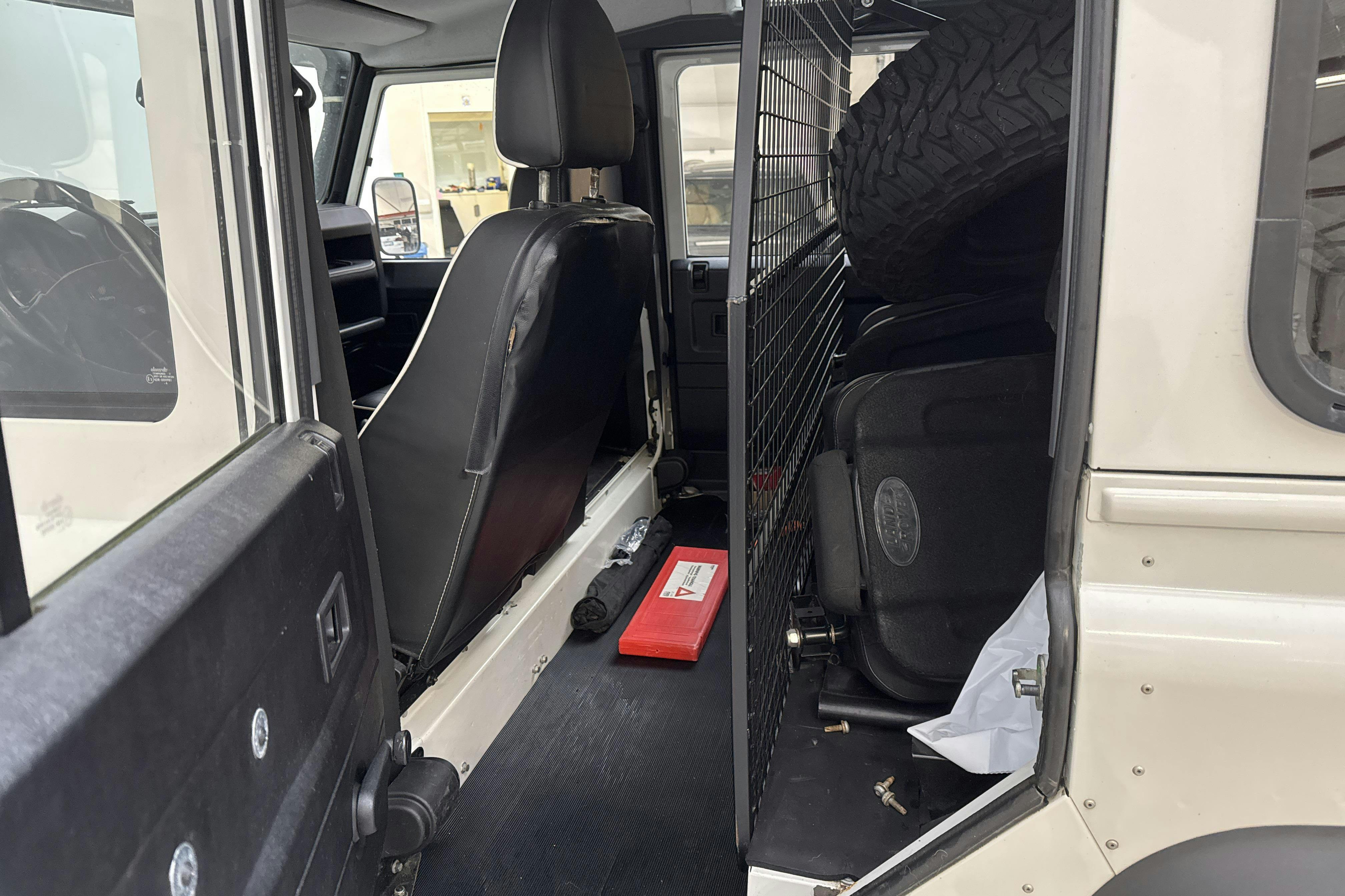 Land Rover Defender 110 SW (122hk) - 13 627 mil - Manuell - vit - 2010
