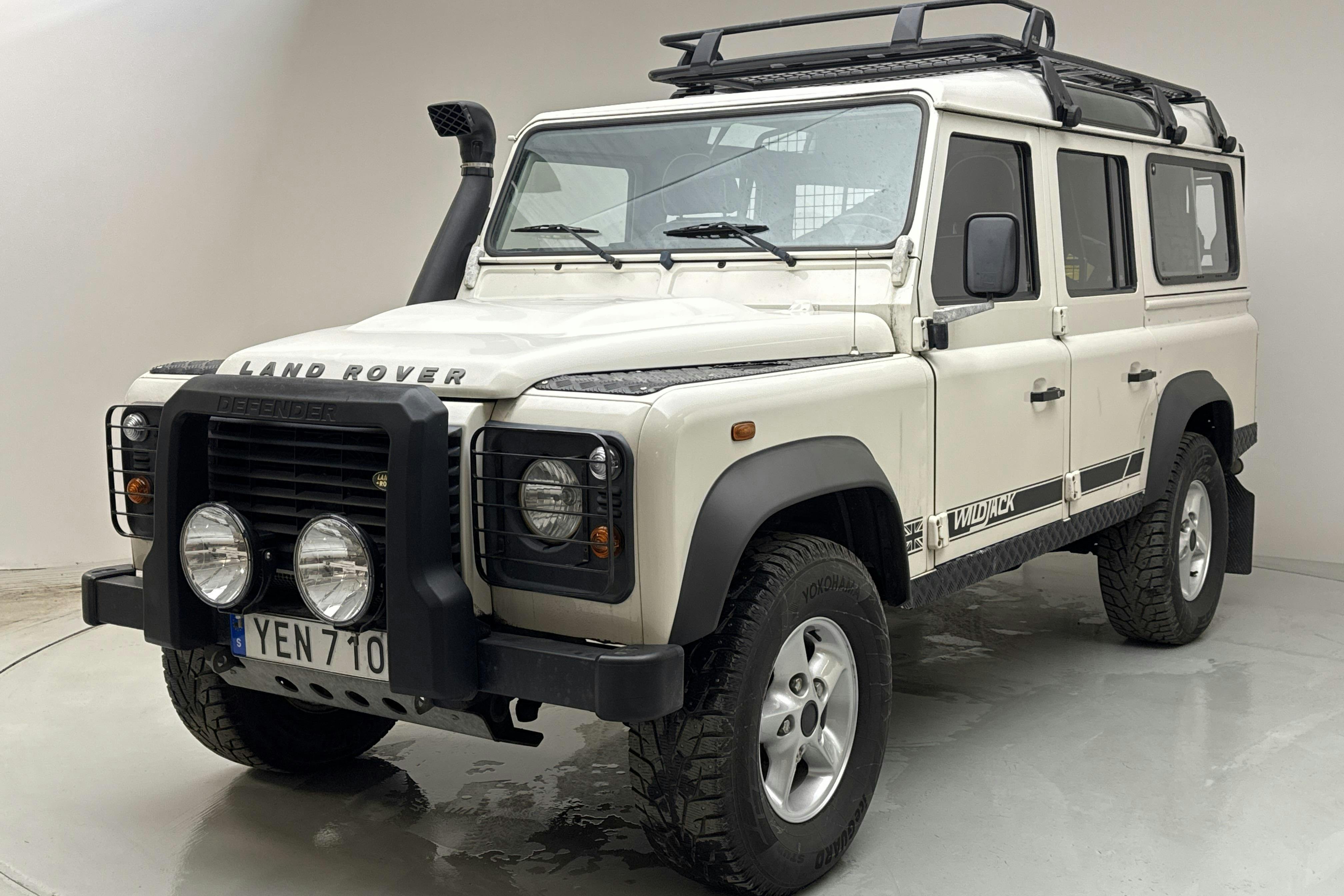 Land Rover Defender 110 SW (122hk) - 13 627 mil - Manuell - vit - 2010
