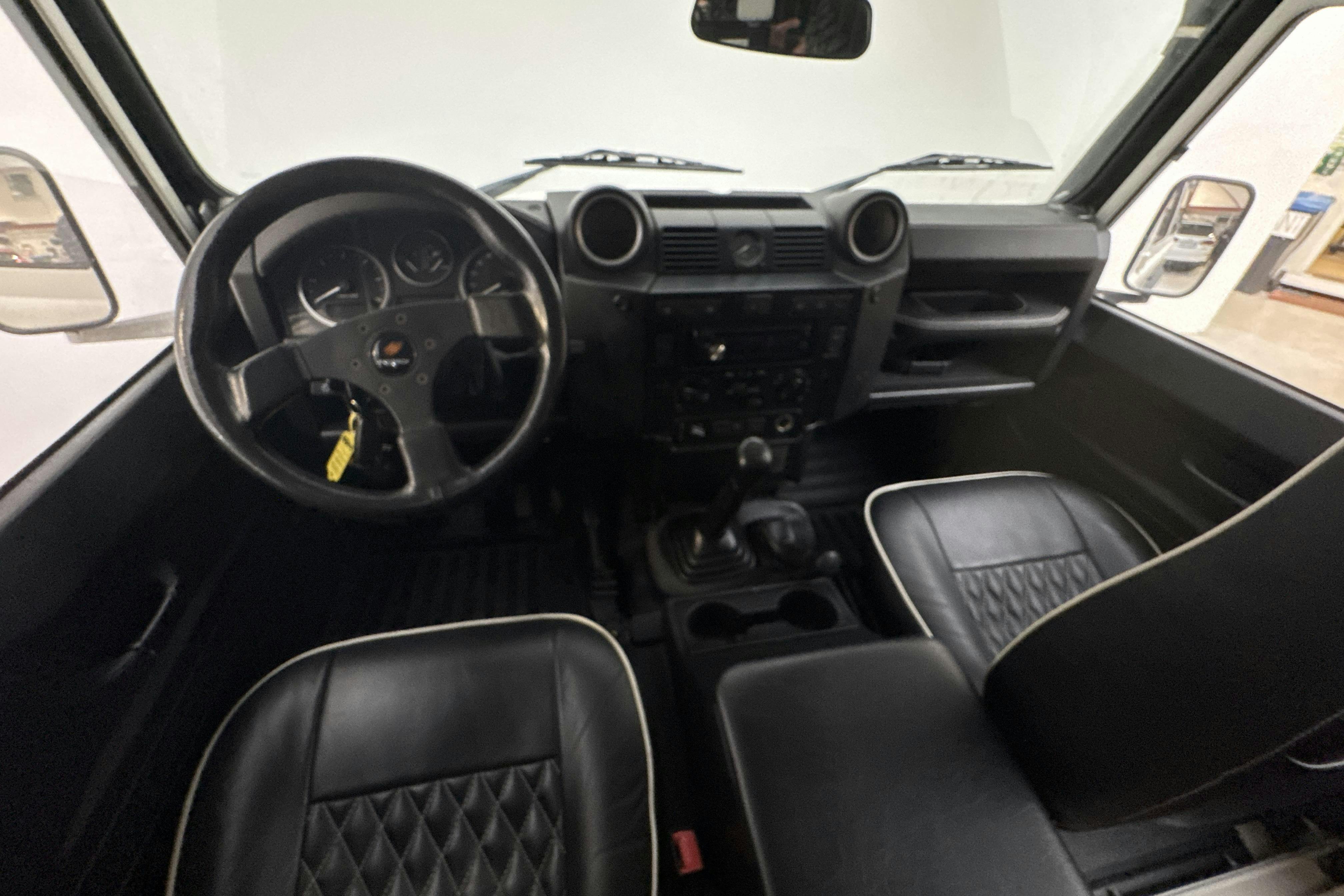Land Rover Defender 110 SW (122hk) - 13 627 mil - Manuell - vit - 2010
