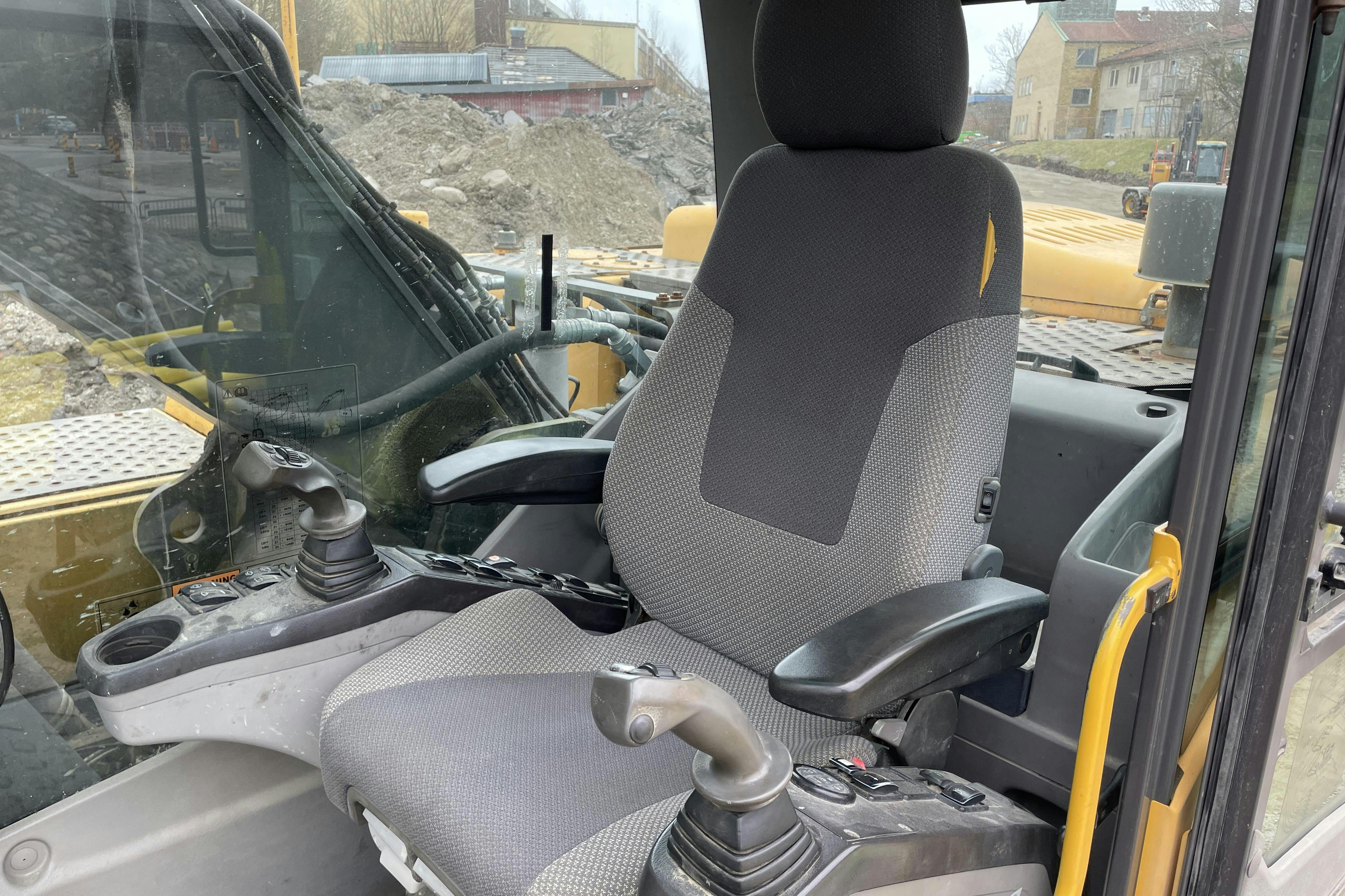 VOLVO EC240 CL bandgrävare -  - 2010