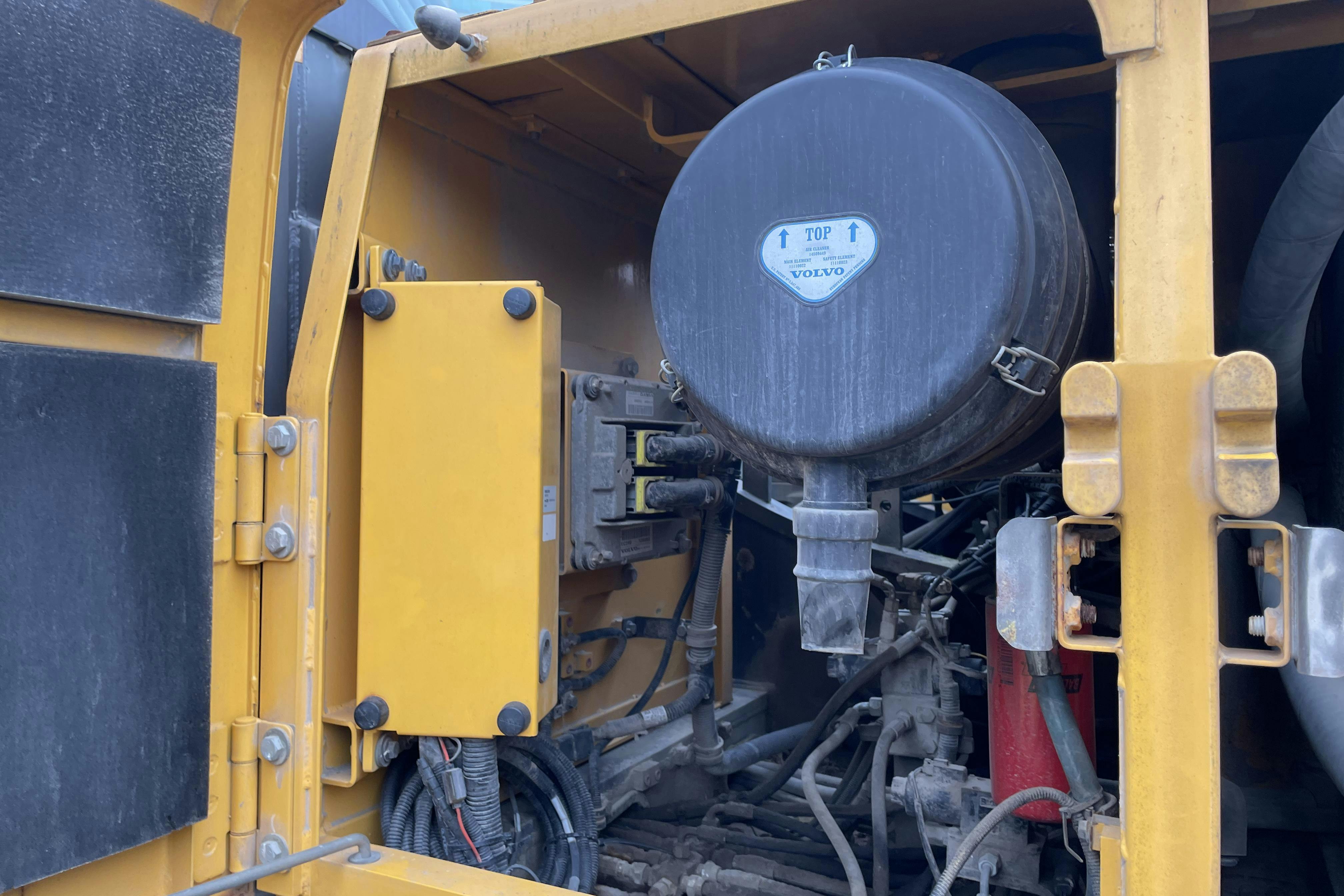 VOLVO EC240 CL bandgrävare -  - 2010