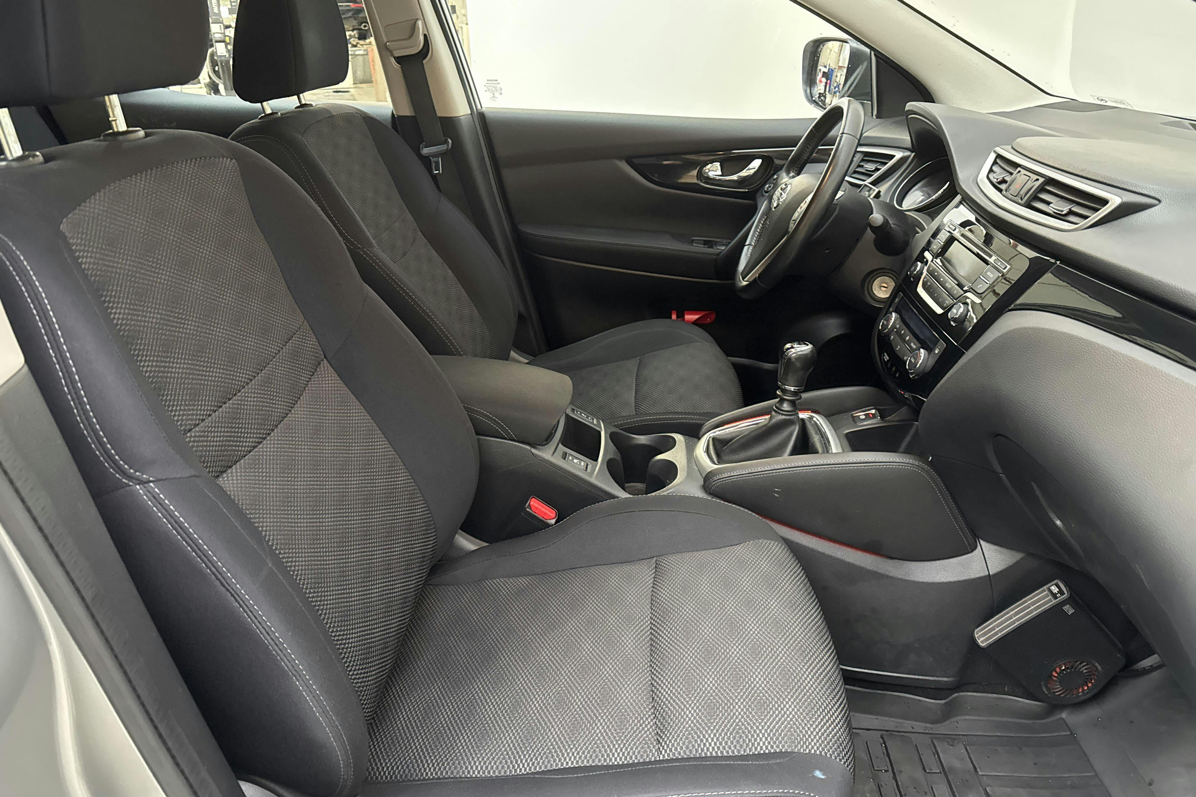 Nissan Qashqai 1.6 dCi 4x4 (130hk) - 10 104 mil - Manuell - silver - 2016