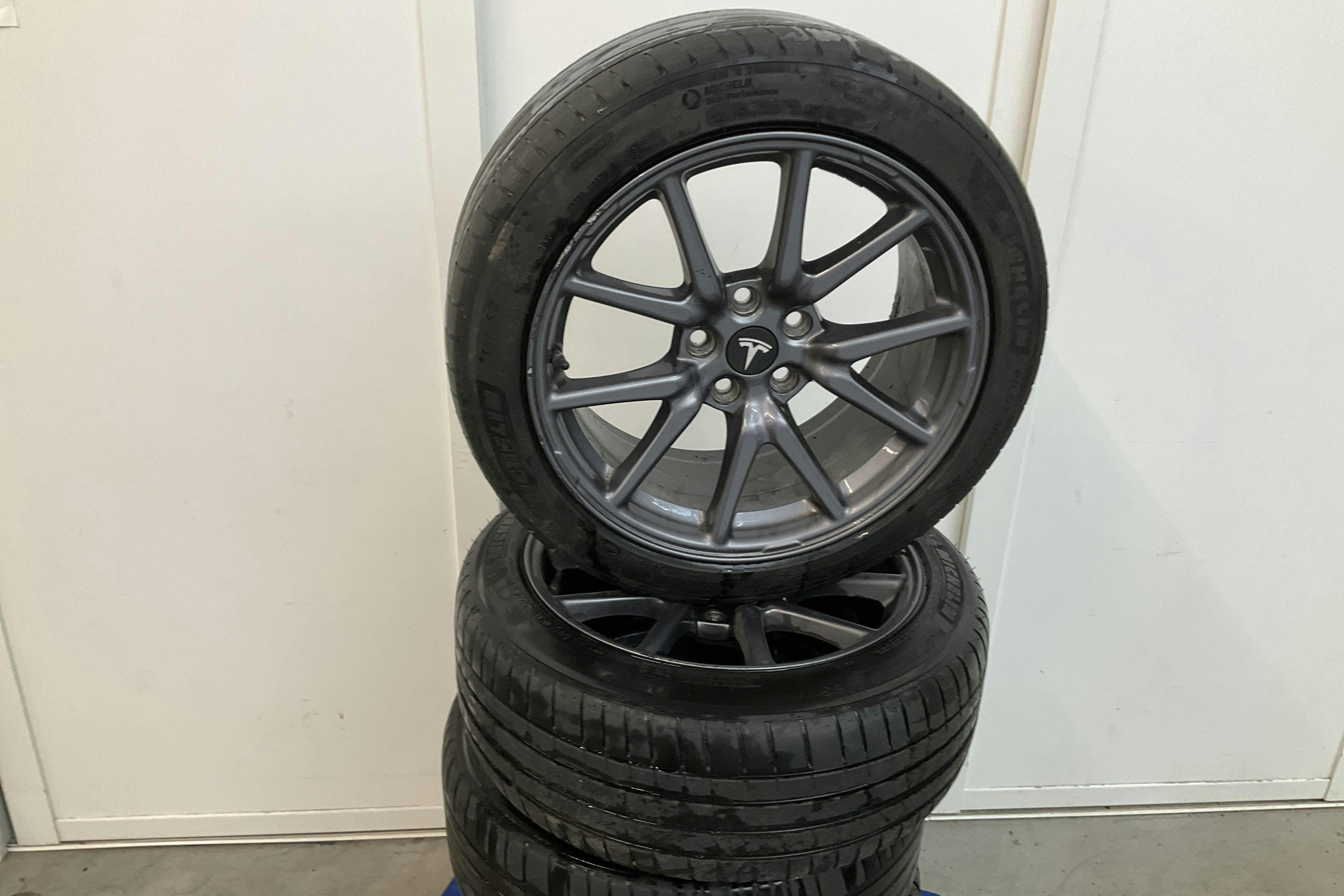 Tesla Model 3 Long Range Dual Motor AWD - 25 849 mil - Automat - vit - 2019