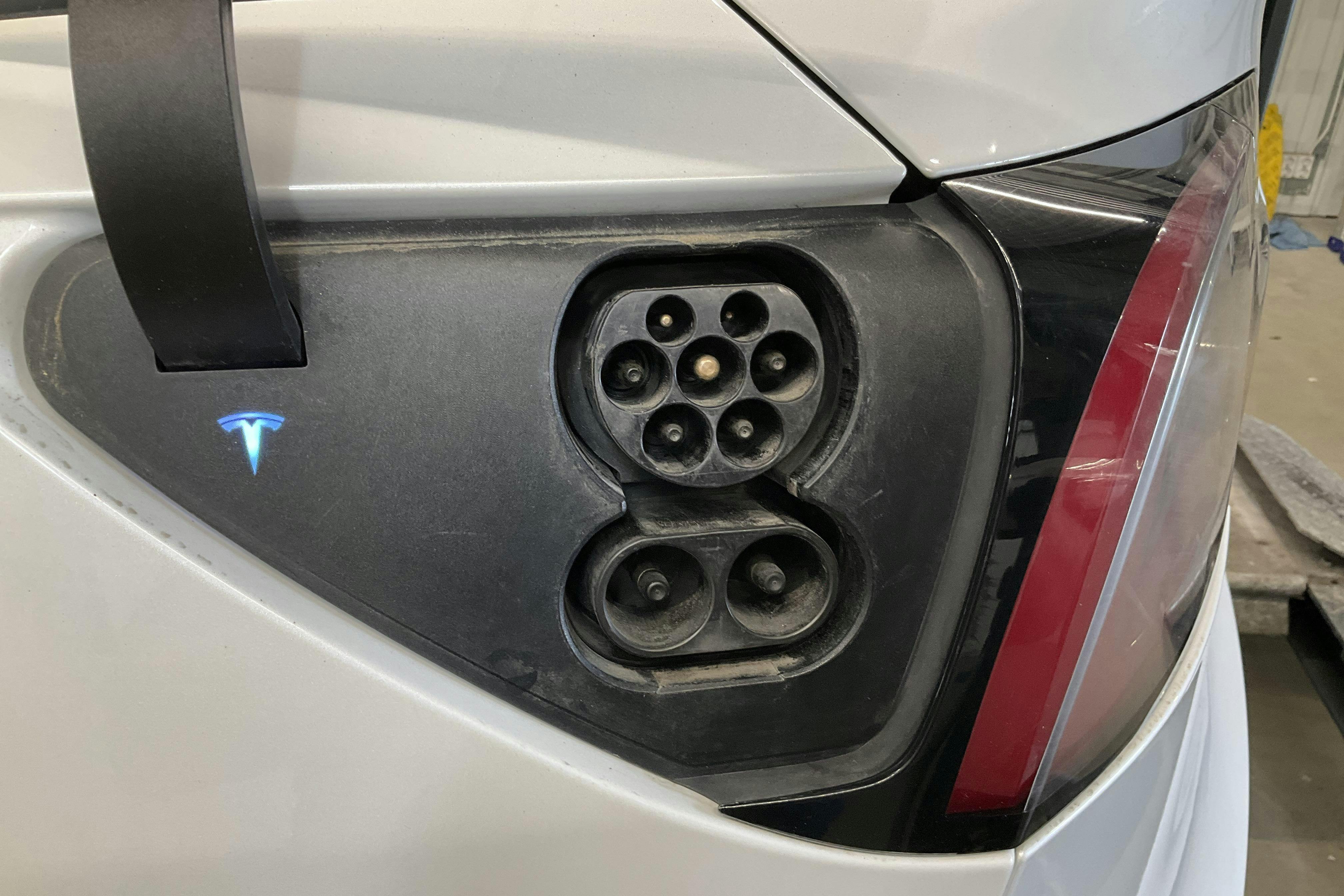 Tesla Model 3 Long Range Dual Motor AWD - 25 849 mil - Automat - vit - 2019