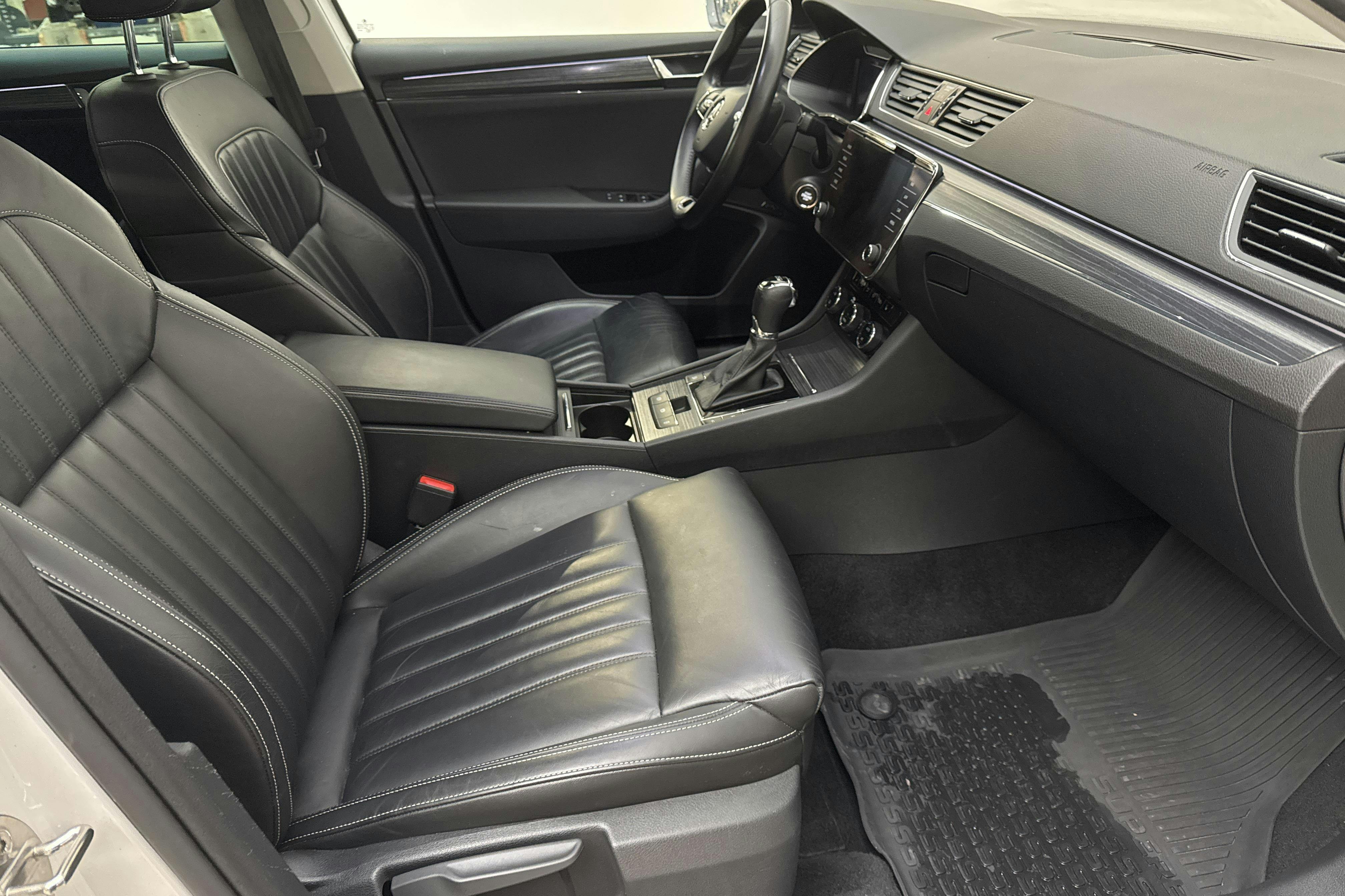 Skoda Superb 1.4 TSI PHEV Kombi (218hk) - 9 990 mil - Automat - vit - 2021