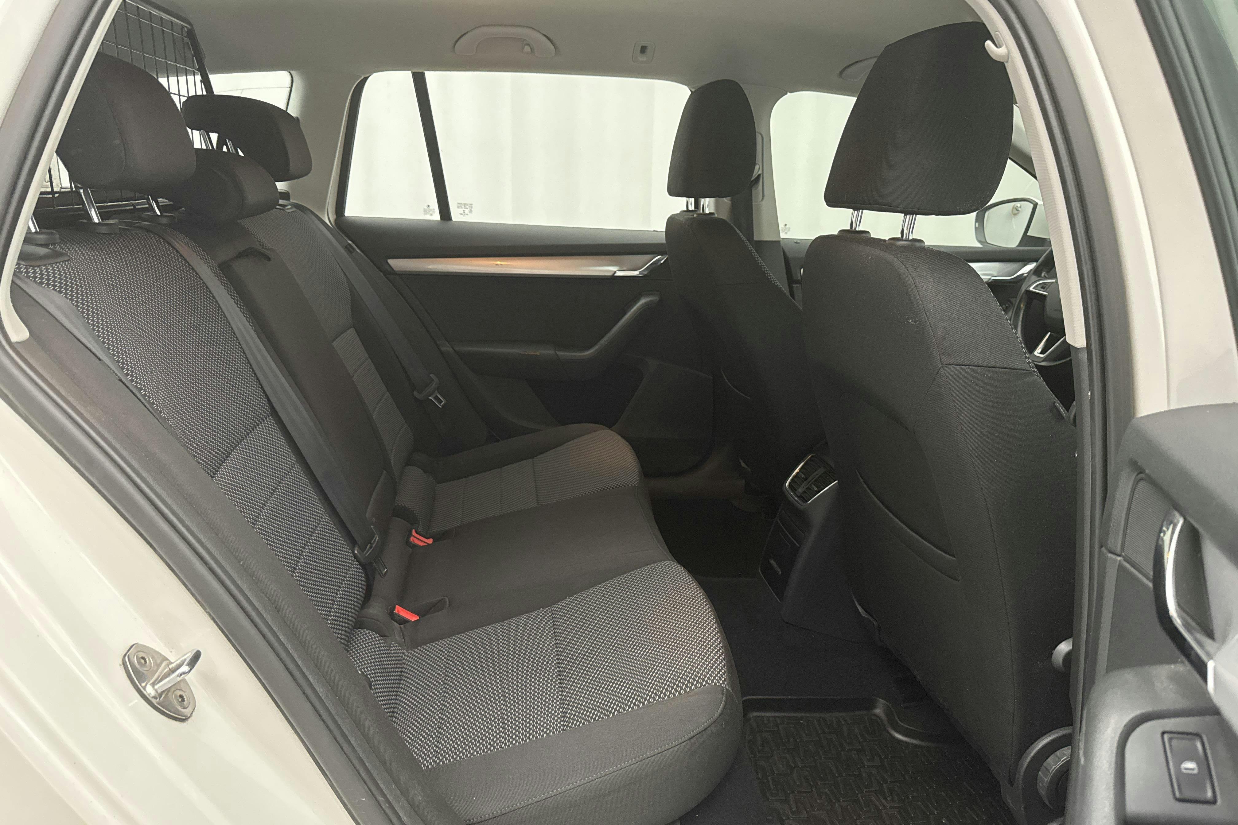 Skoda Octavia III 1.6 TDI CR Combi 4X4 (105hk) - 221 550 km - Käsitsi - valge - 2014