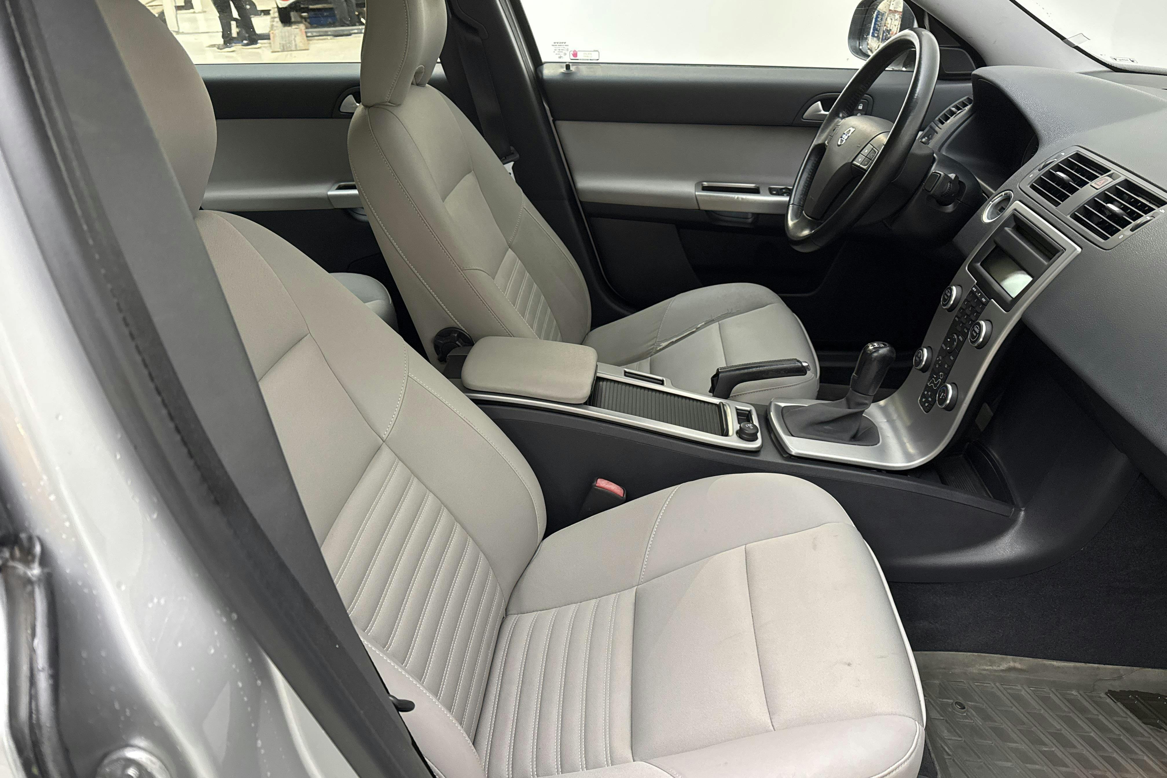 Volvo S40 1.6D DRIVe (109hk) - 25 752 mil - Manuell - Light Grey - 2010
