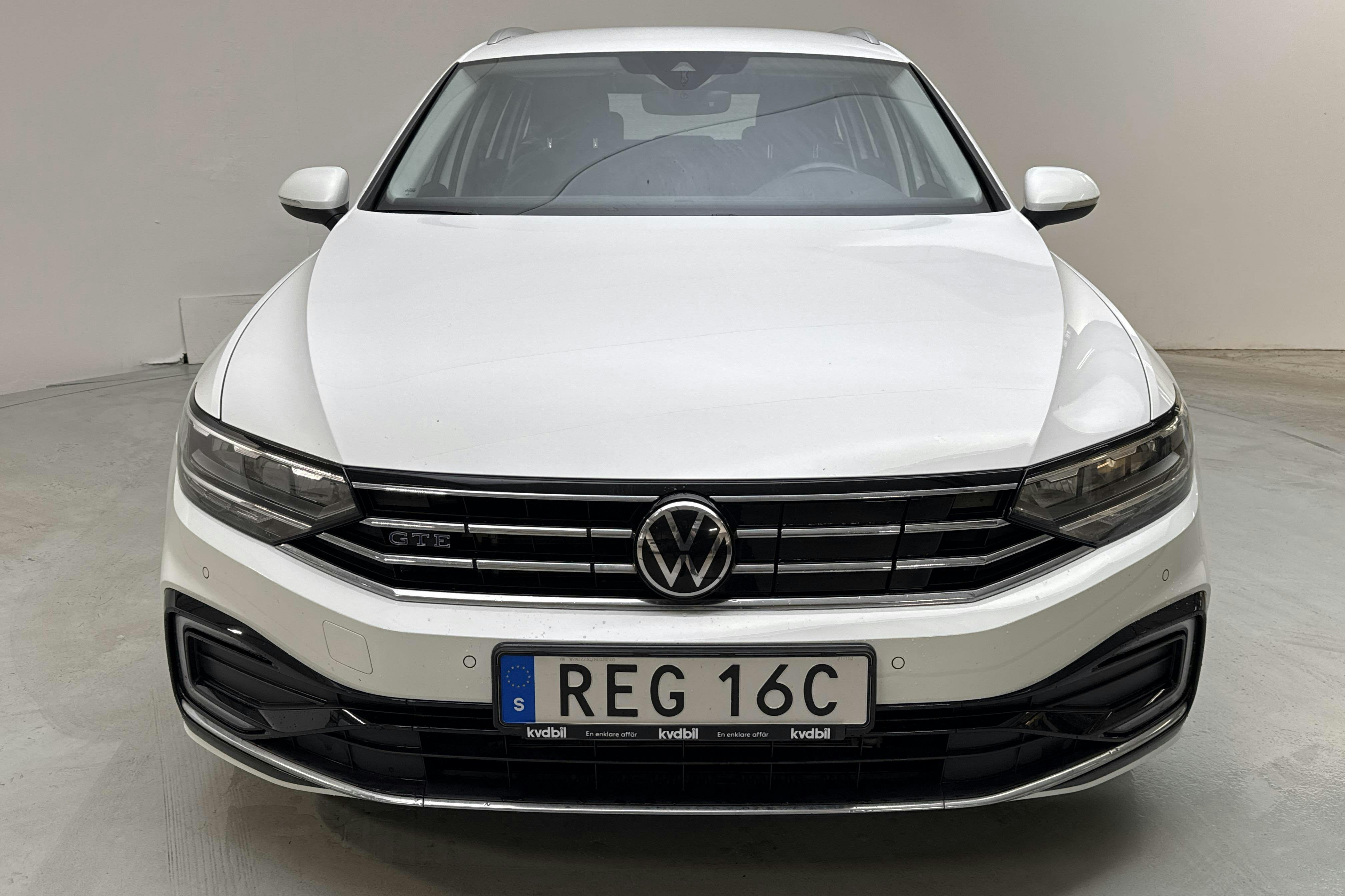 VW Passat 1.4 GTE Sportscombi (218hk) - 9 622 mil - Automat - vit - 2022