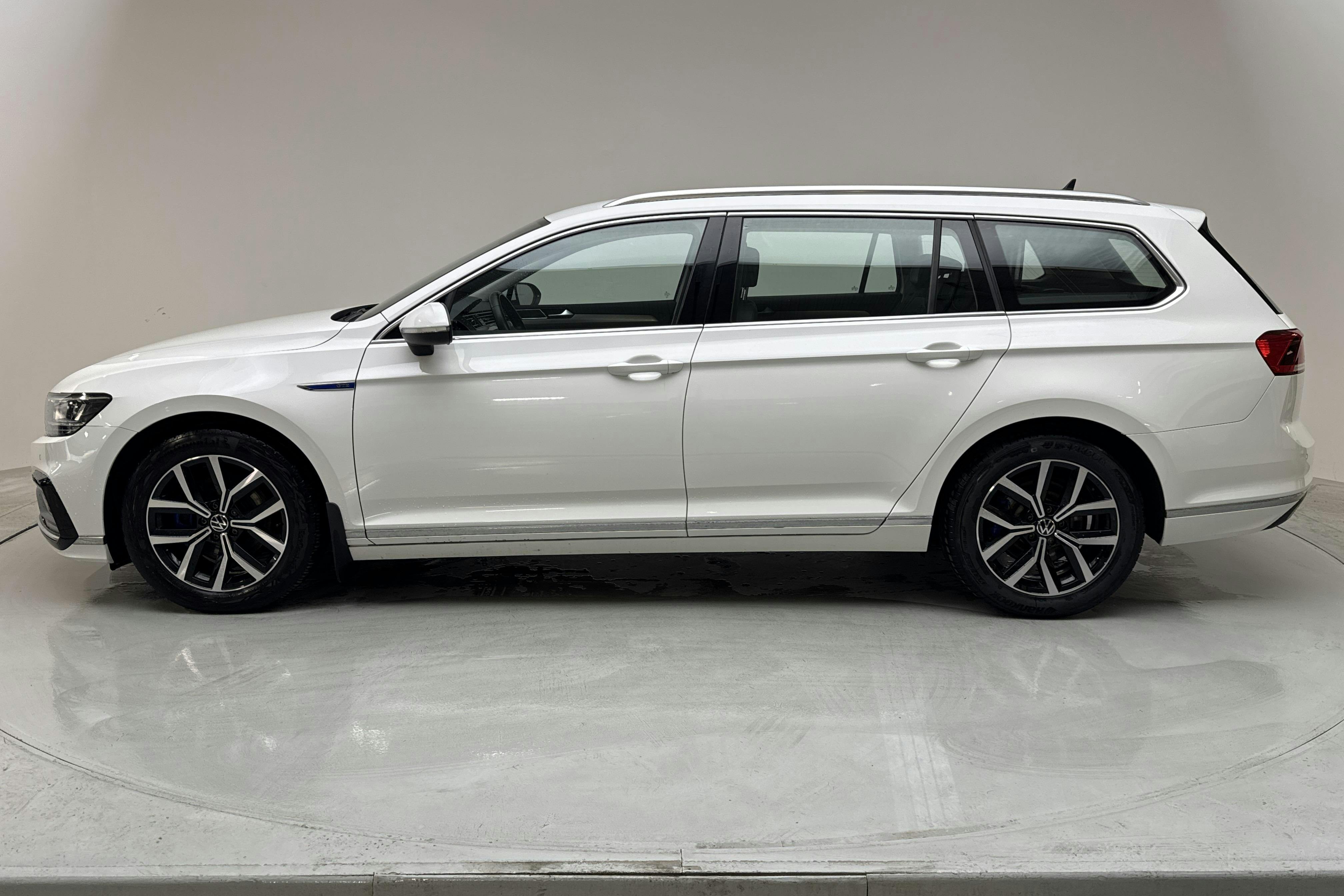 VW Passat 1.4 GTE Sportscombi (218hk) - 9 622 mil - Automat - vit - 2022