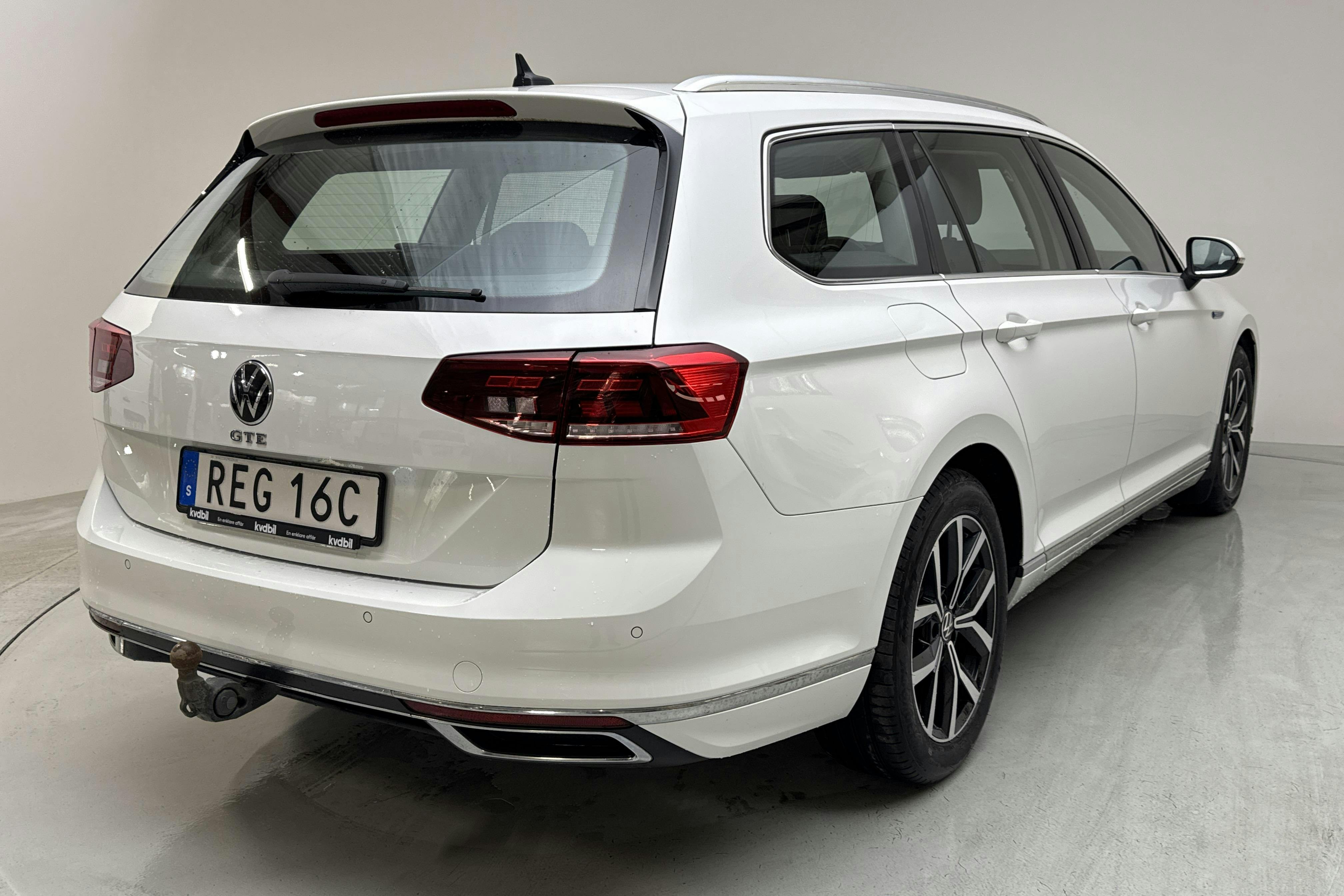 VW Passat 1.4 GTE Sportscombi (218hk) - 9 622 mil - Automat - vit - 2022