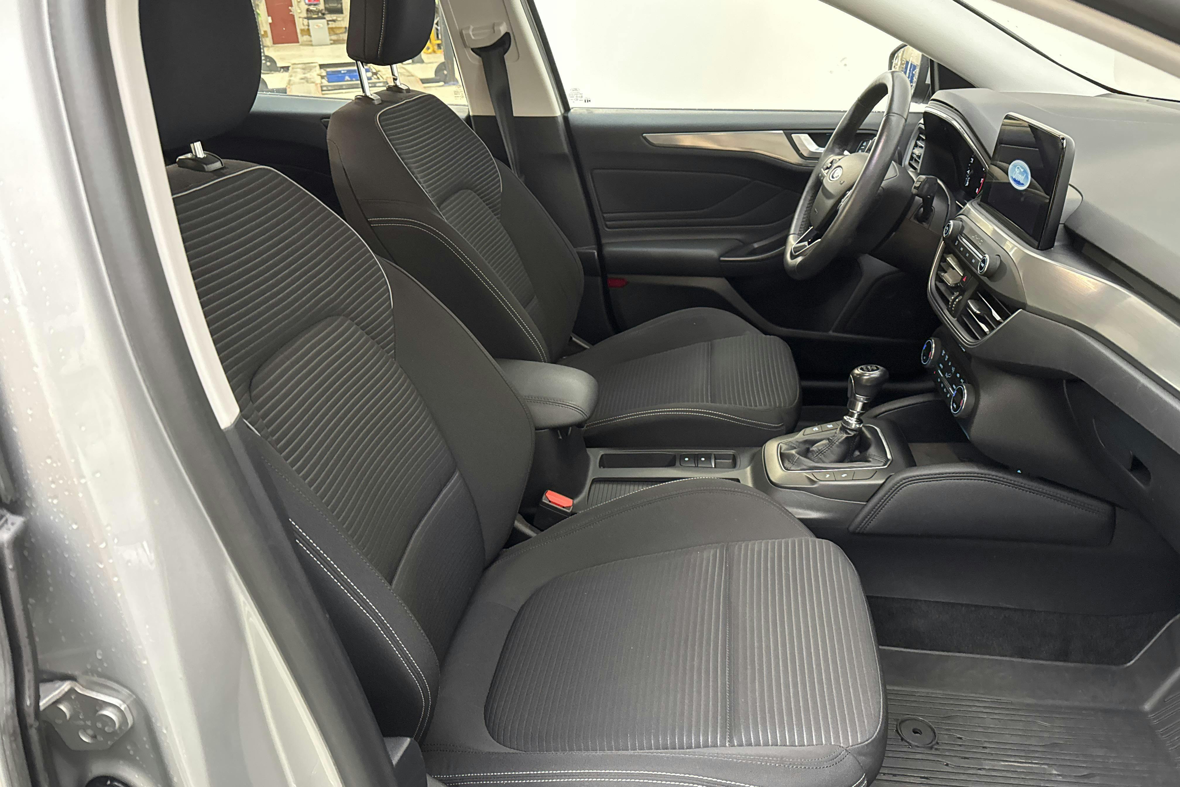 Ford Focus 1.0T EcoBoost 5dr (125hk) - 7 701 mil - Manuell - grå - 2018