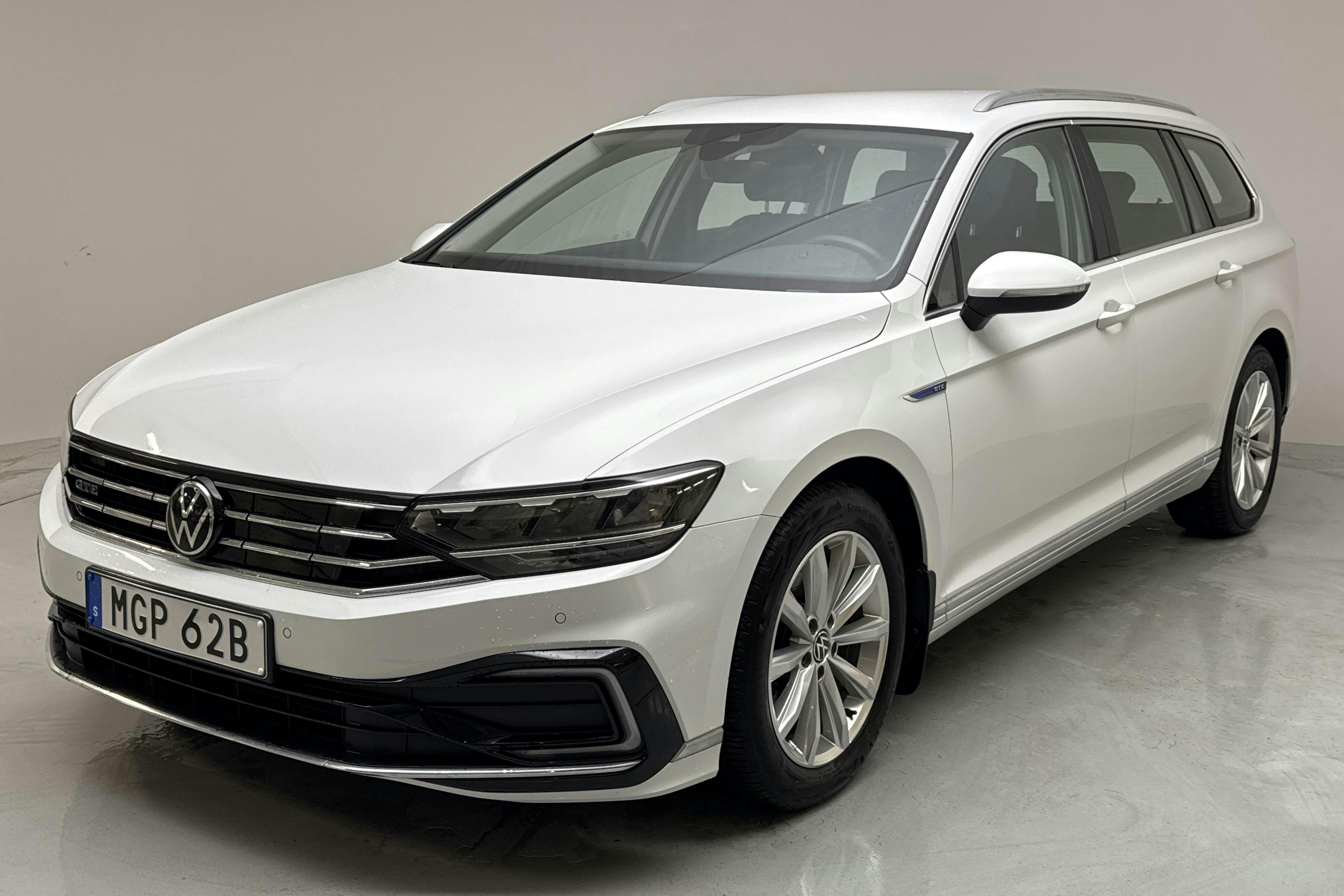 VW Passat 1.4 GTE Sportscombi (218hk) - 4 969 mil - Automat - vit - 2022