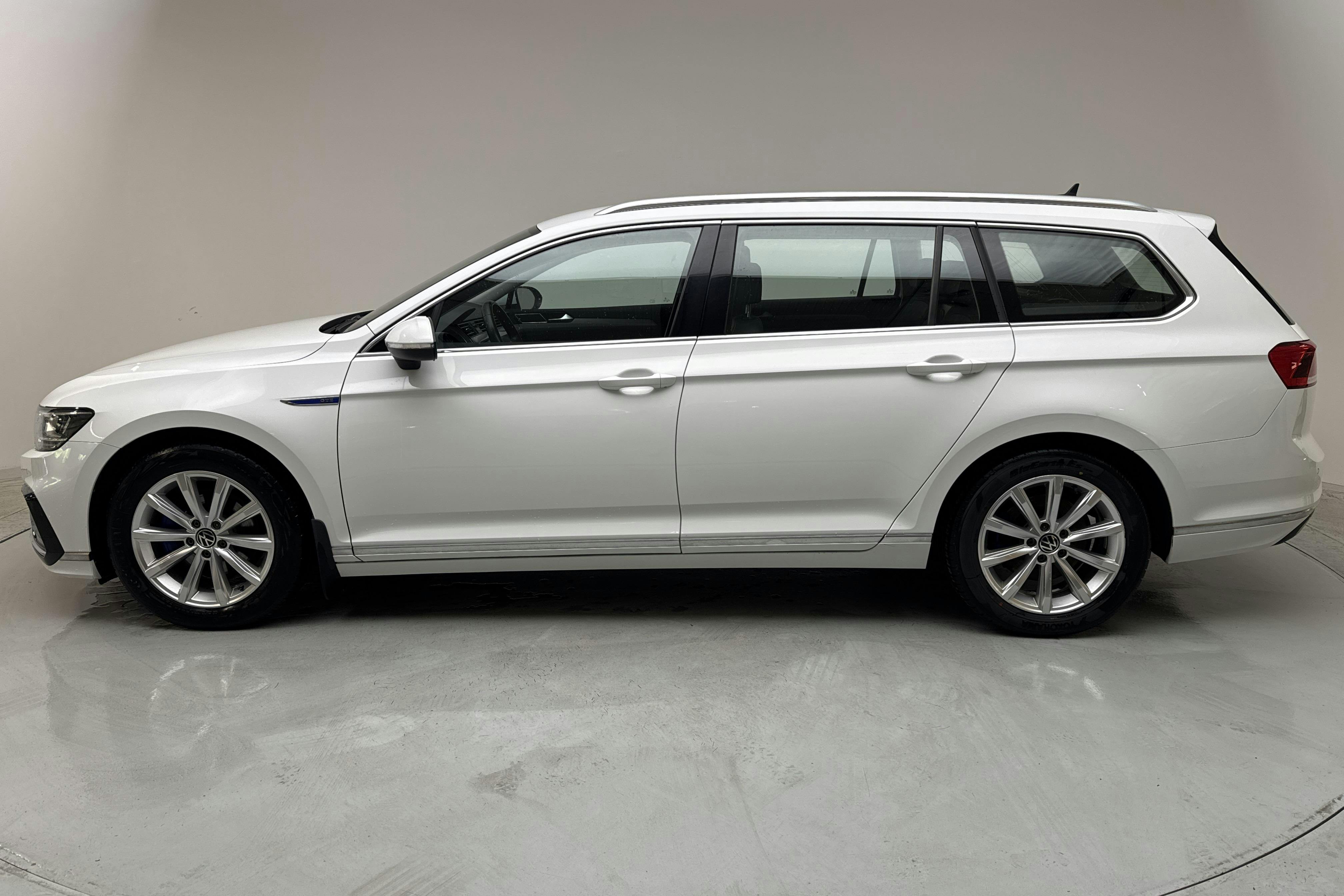 VW Passat 1.4 GTE Sportscombi (218hk) - 4 969 mil - Automat - vit - 2022