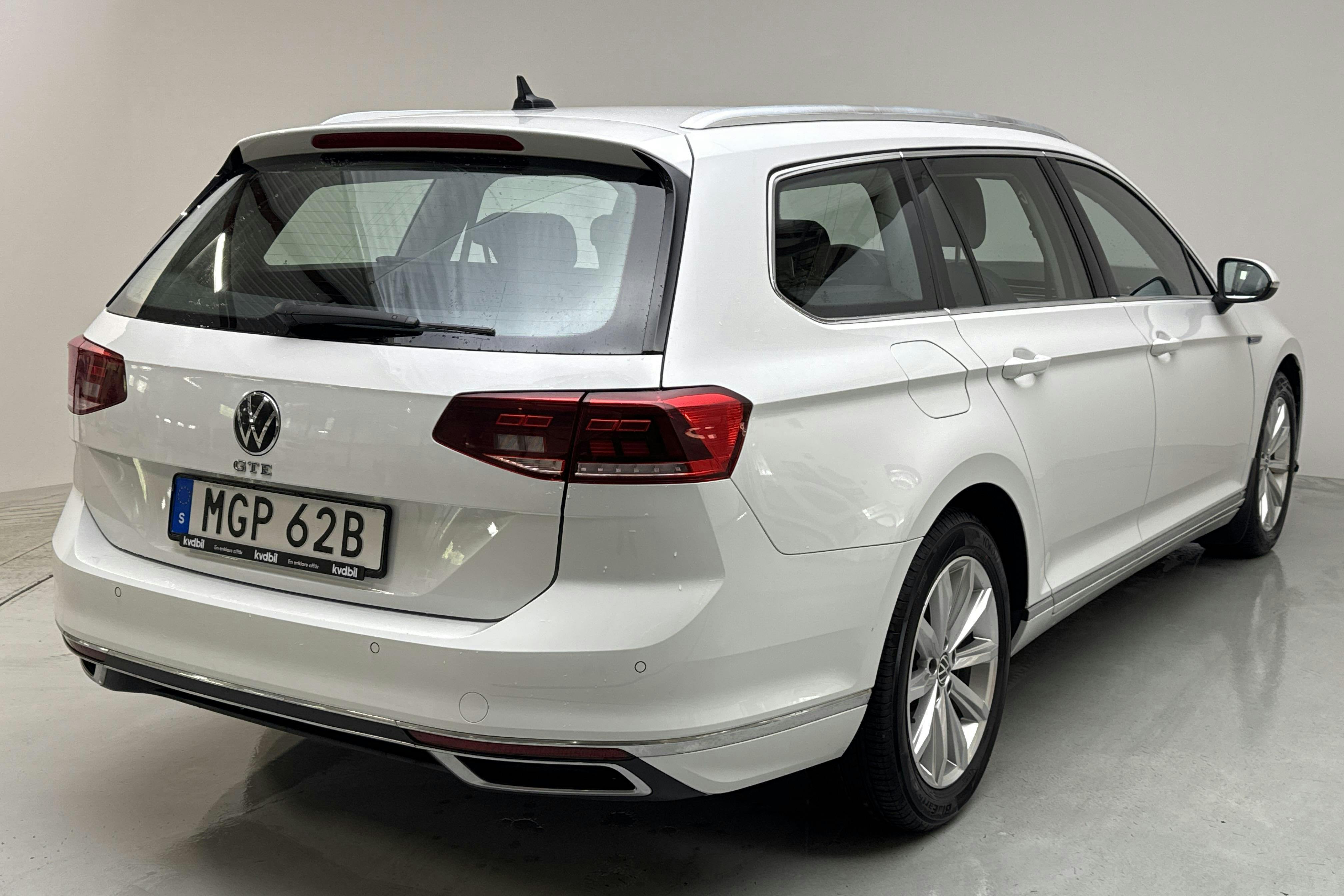 VW Passat 1.4 GTE Sportscombi (218hk) - 4 969 mil - Automat - vit - 2022