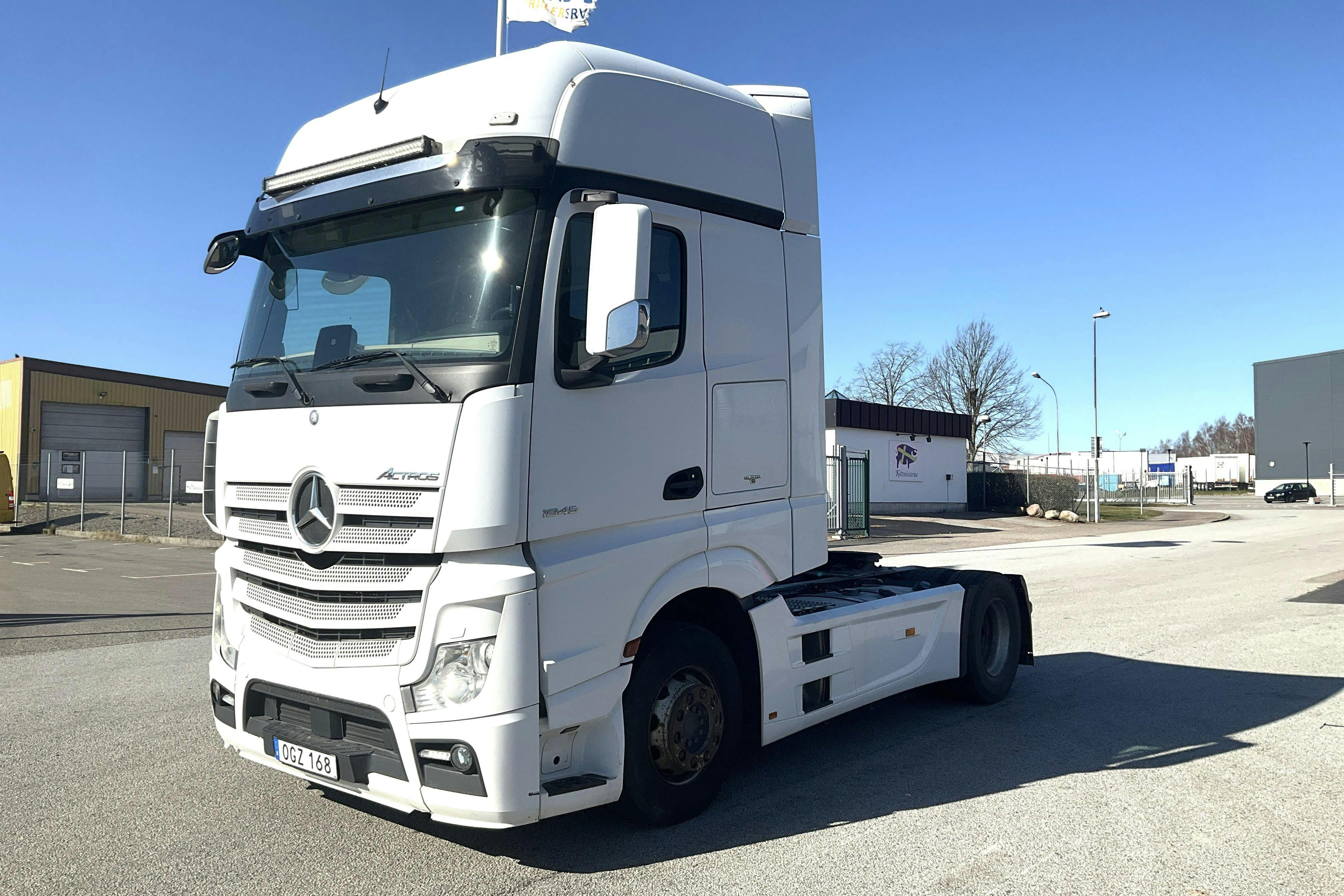 MERCEDES ACTROS - 853 299 km - Automat - vit - 2017