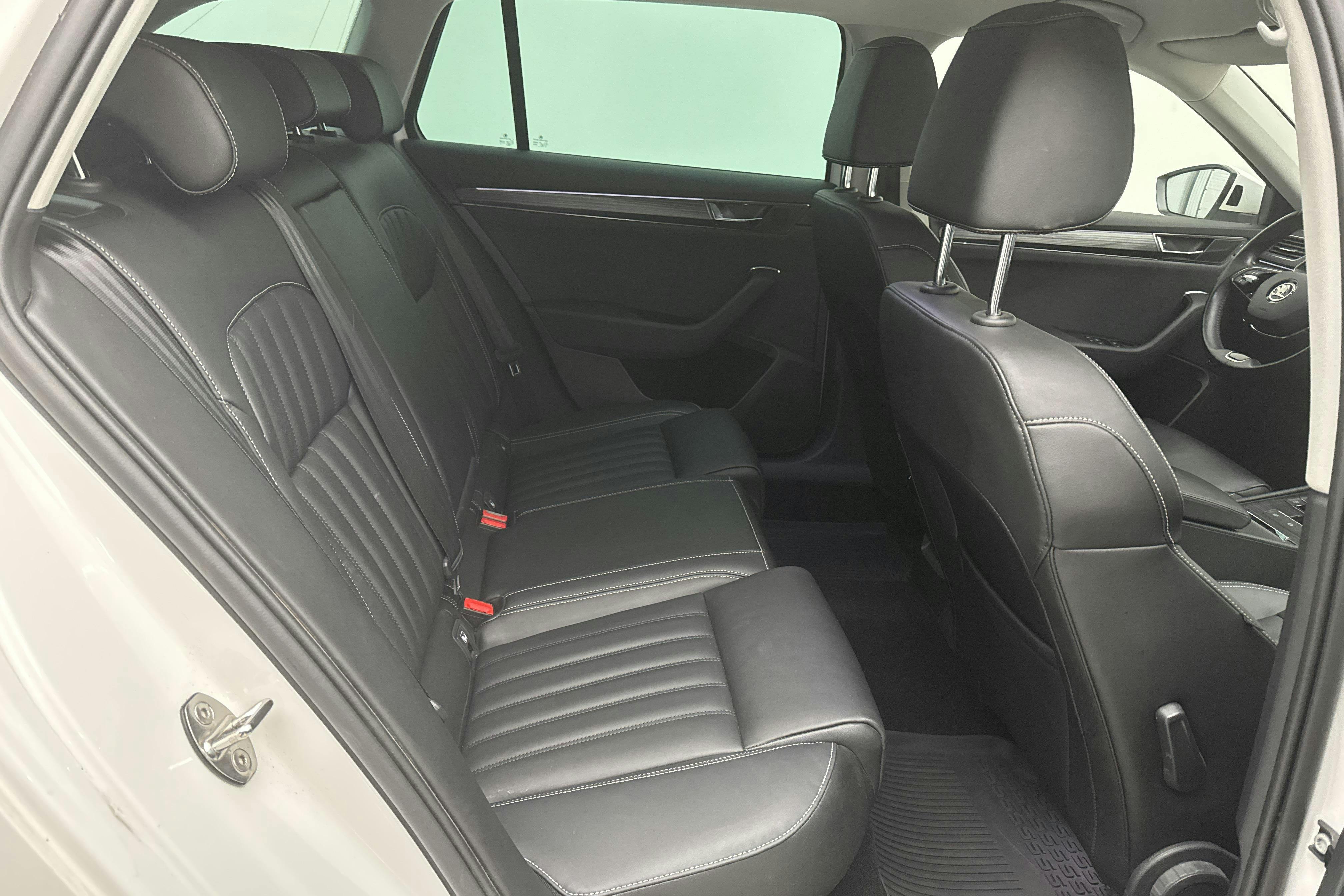 Skoda Superb 2.0 TDI Kombi 4x4 (200hk) - 15 171 mil - Automat - vit - 2021