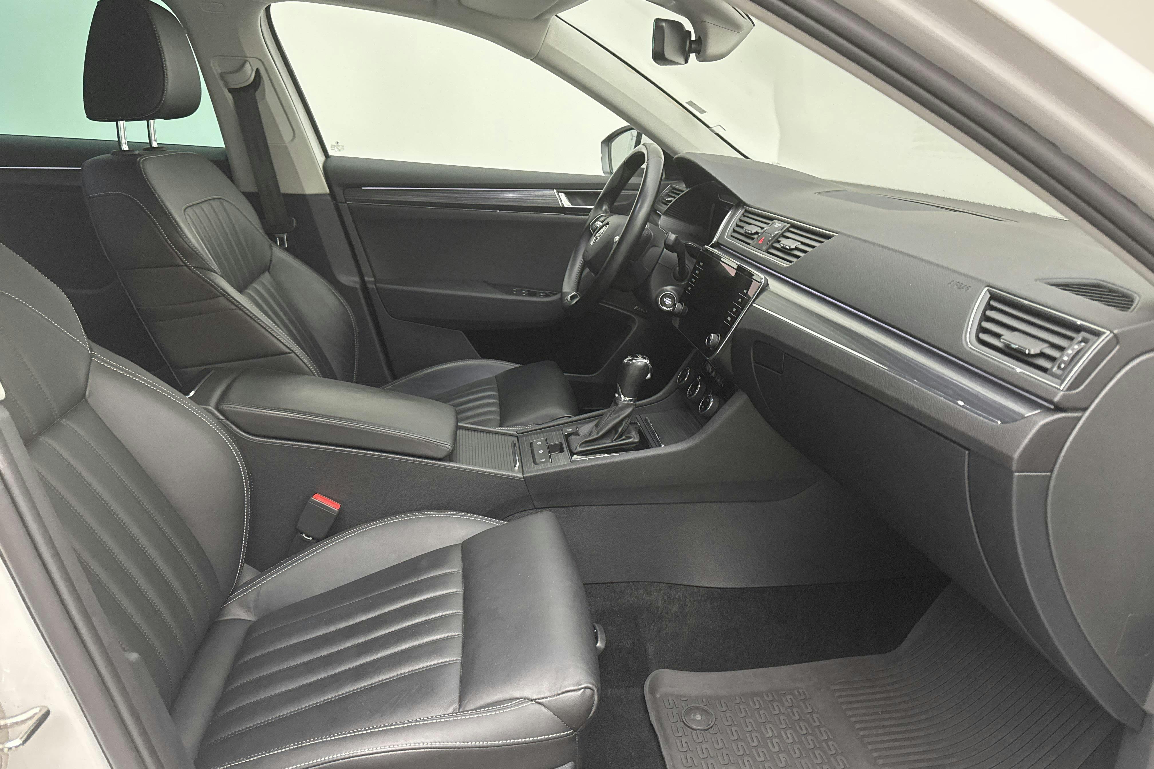 Skoda Superb 2.0 TDI Kombi 4x4 (200hk) - 15 171 mil - Automat - vit - 2021