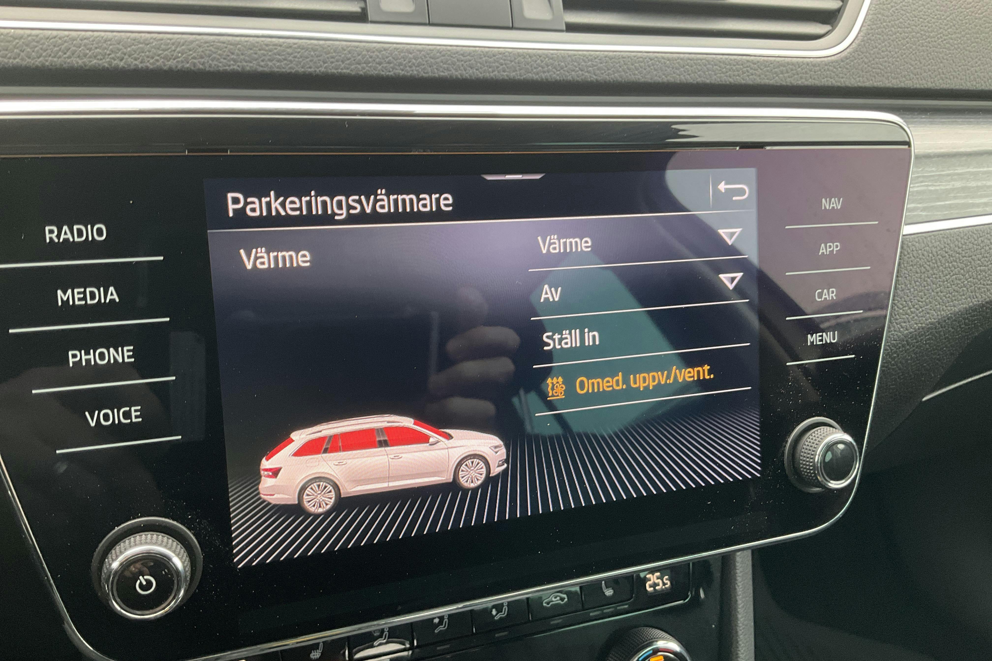 Skoda Superb 2.0 TDI Kombi 4x4 (200hk) - 15 171 mil - Automat - vit - 2021