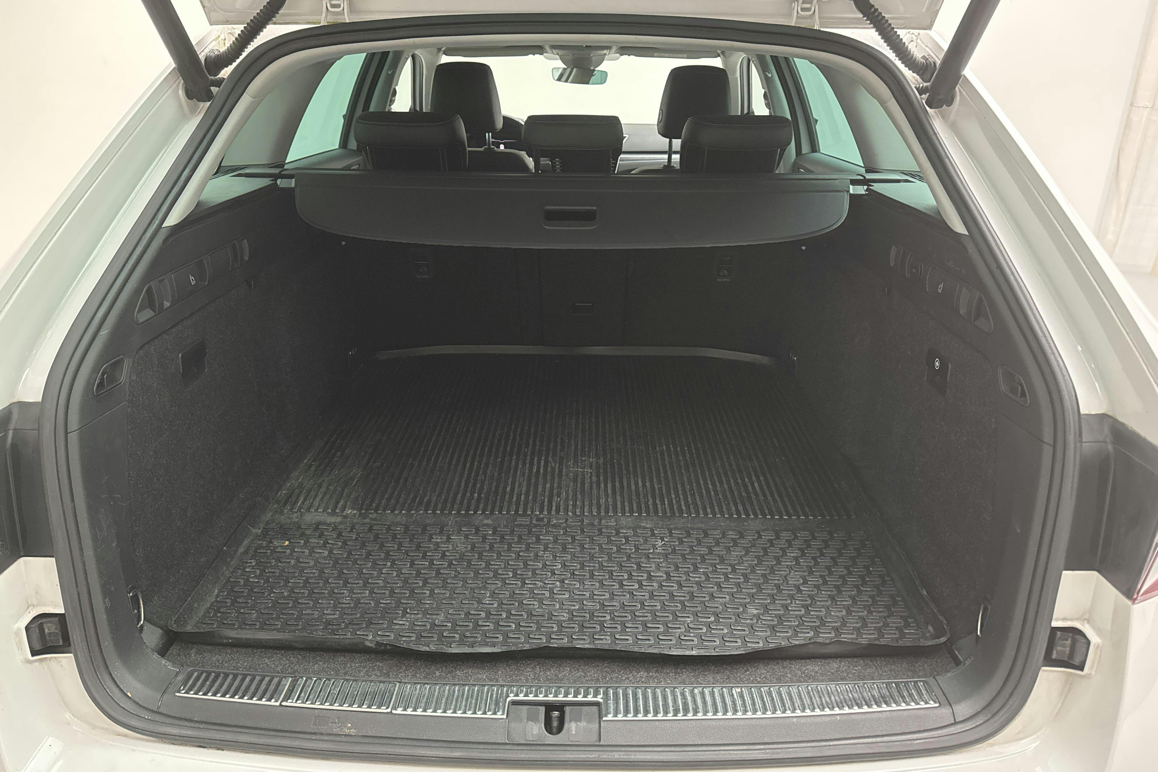 Skoda Superb 2.0 TDI Kombi 4x4 (200hk) - 15 171 mil - Automat - vit - 2021
