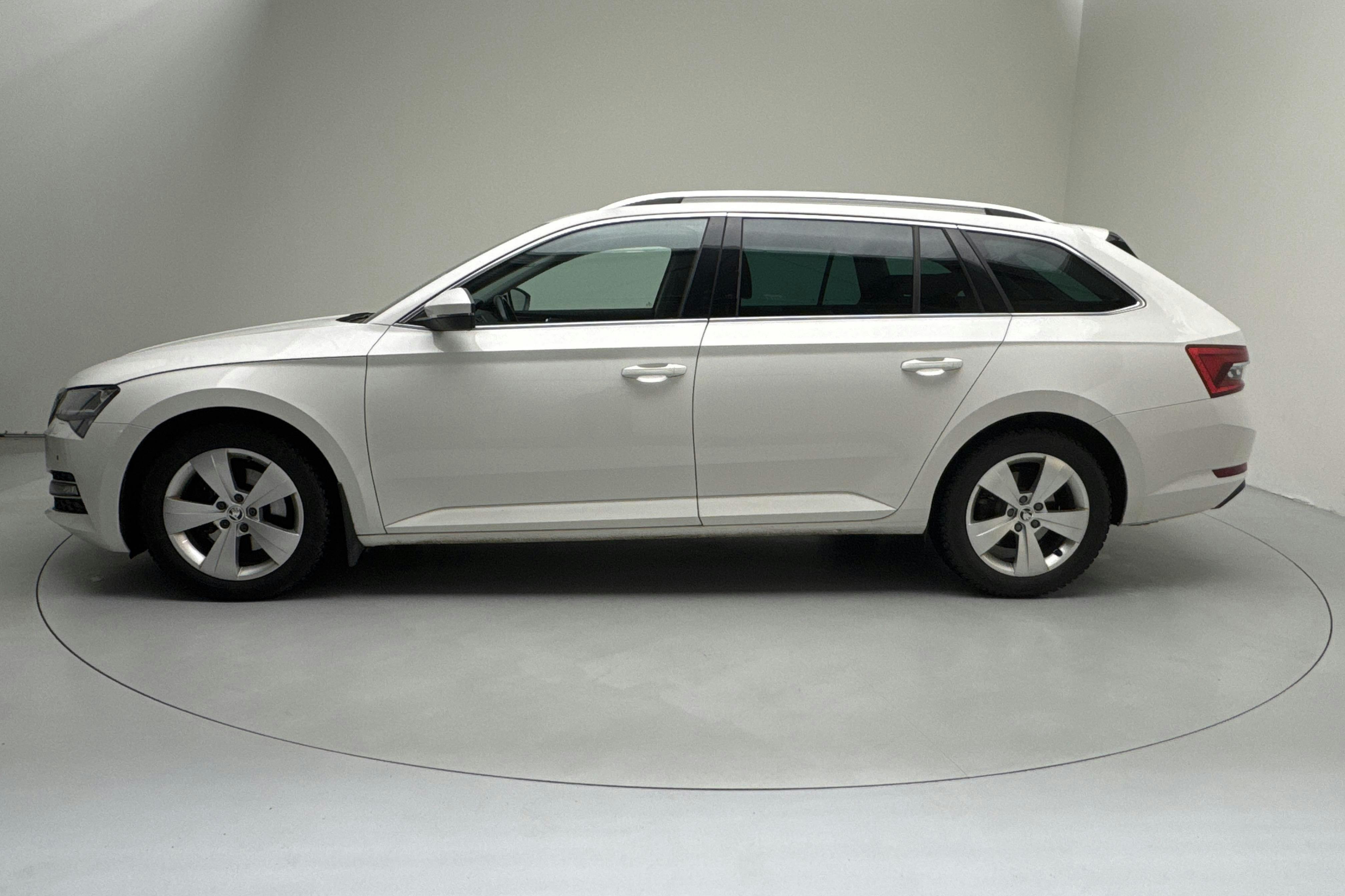Skoda Superb 2.0 TDI Kombi 4x4 (200hk) - 15 171 mil - Automat - vit - 2021