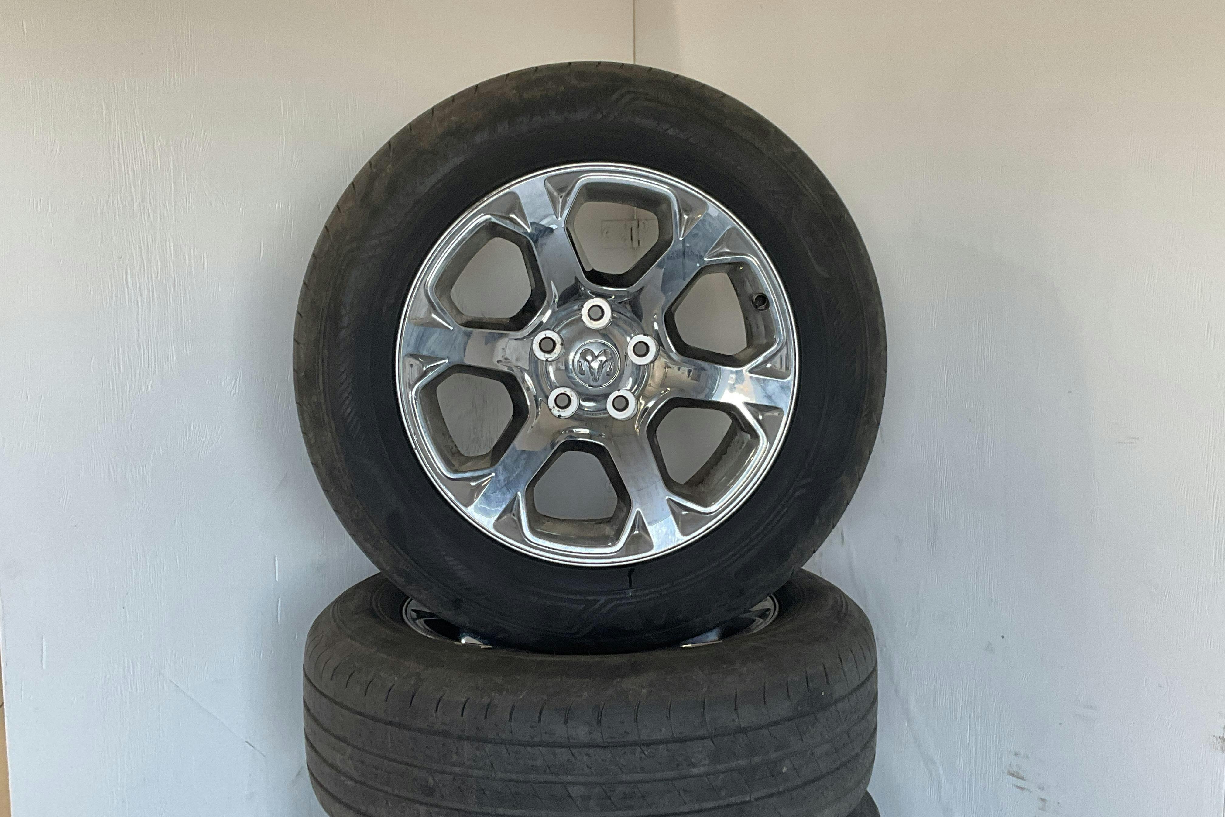 Dodge RAM 1500 5.7 4WD (401hk) - 162 750 km - Automaatne - Dark Grey - 2018