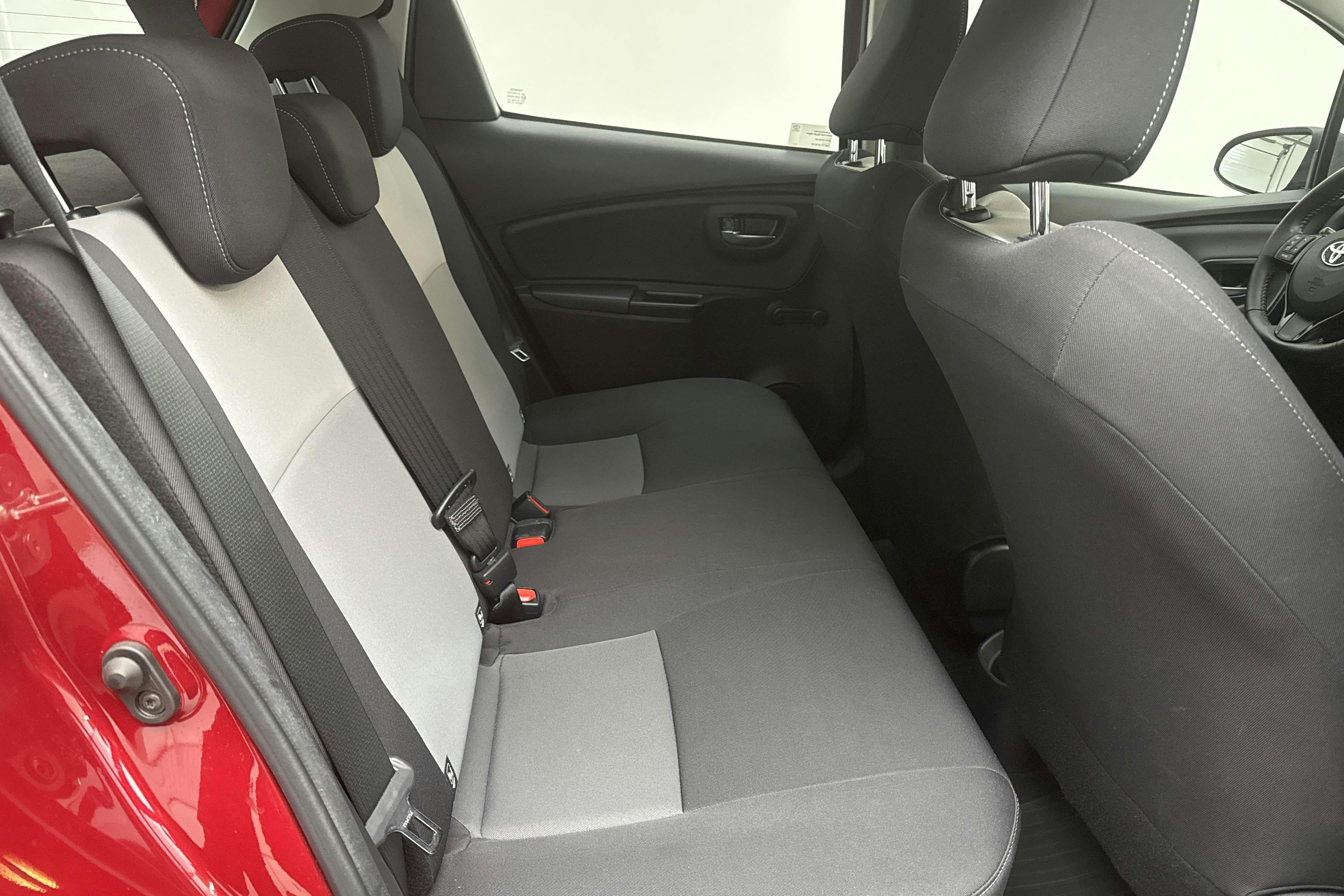 Toyota Yaris 1.5 Hybrid 5dr (101hk) - 5 659 mil - Automat - röd - 2018