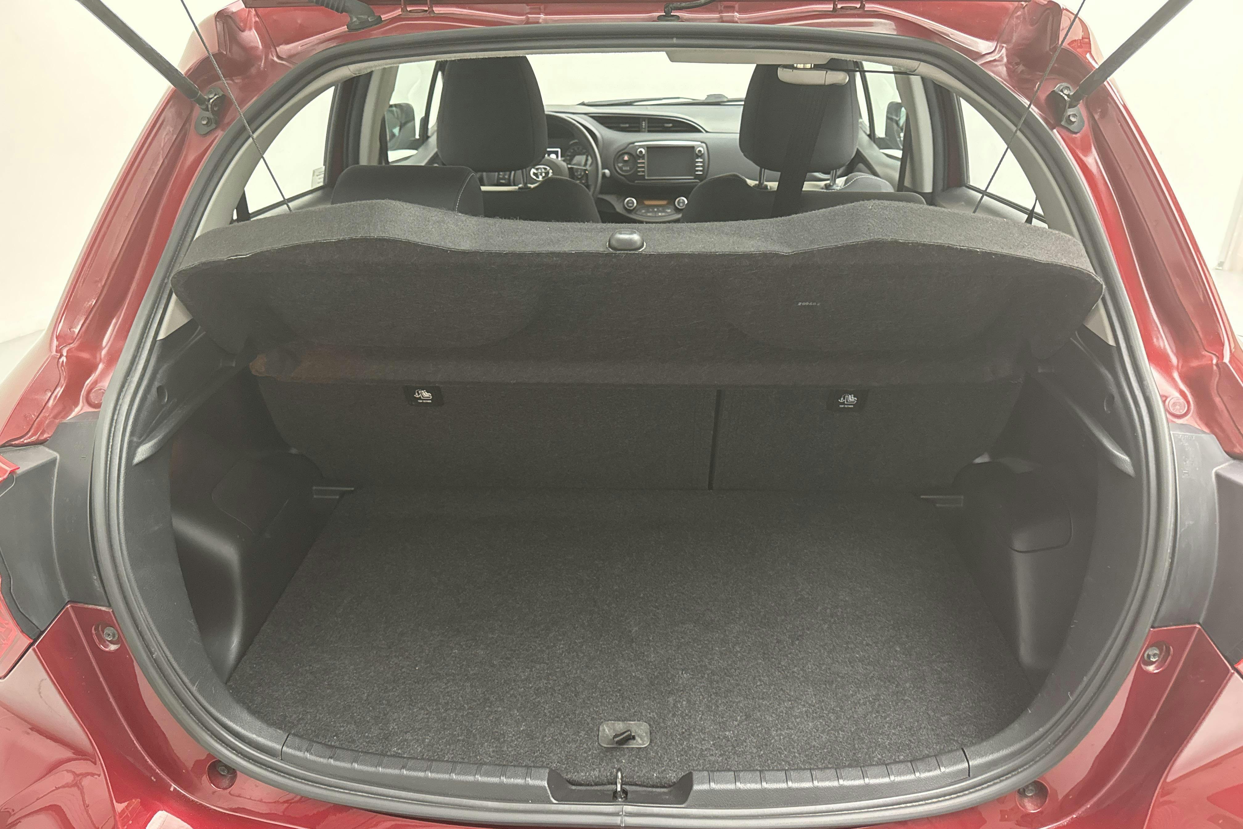 Toyota Yaris 1.5 Hybrid 5dr (101hk) - 5 659 mil - Automat - röd - 2018
