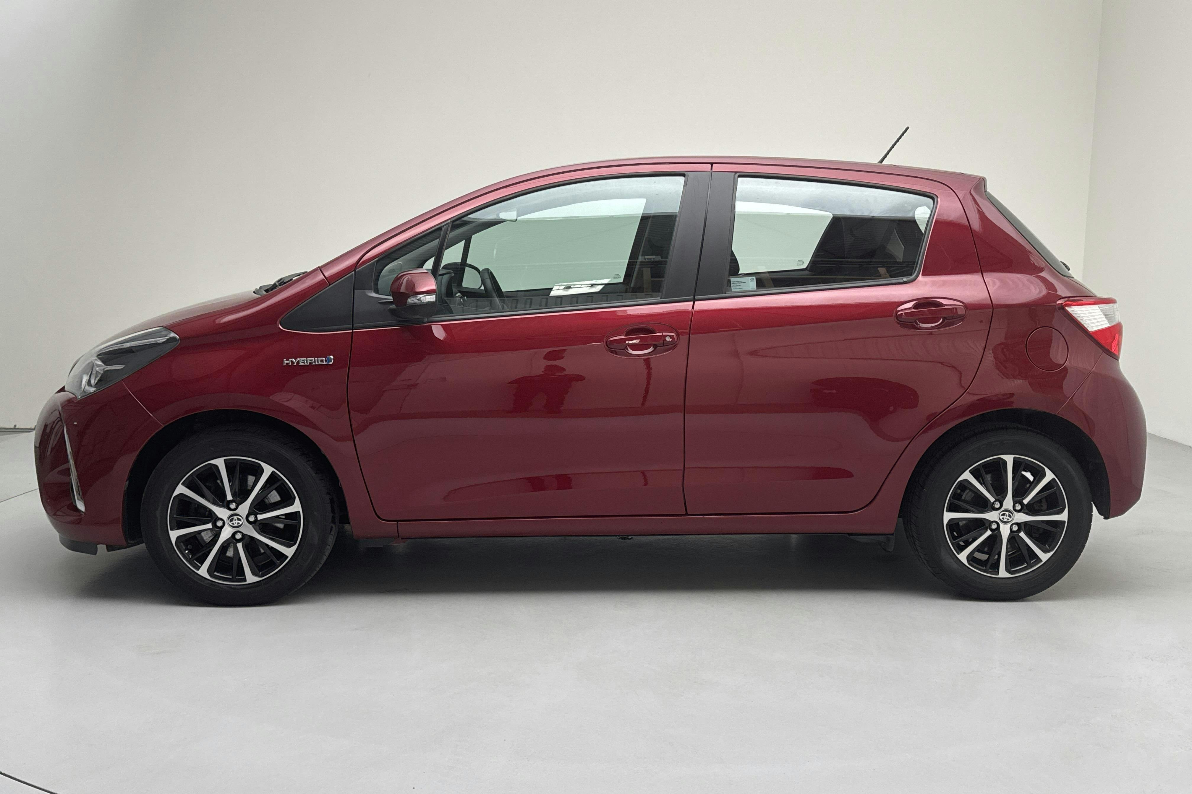 Toyota Yaris 1.5 Hybrid 5dr (101hk) - 5 659 mil - Automat - röd - 2018