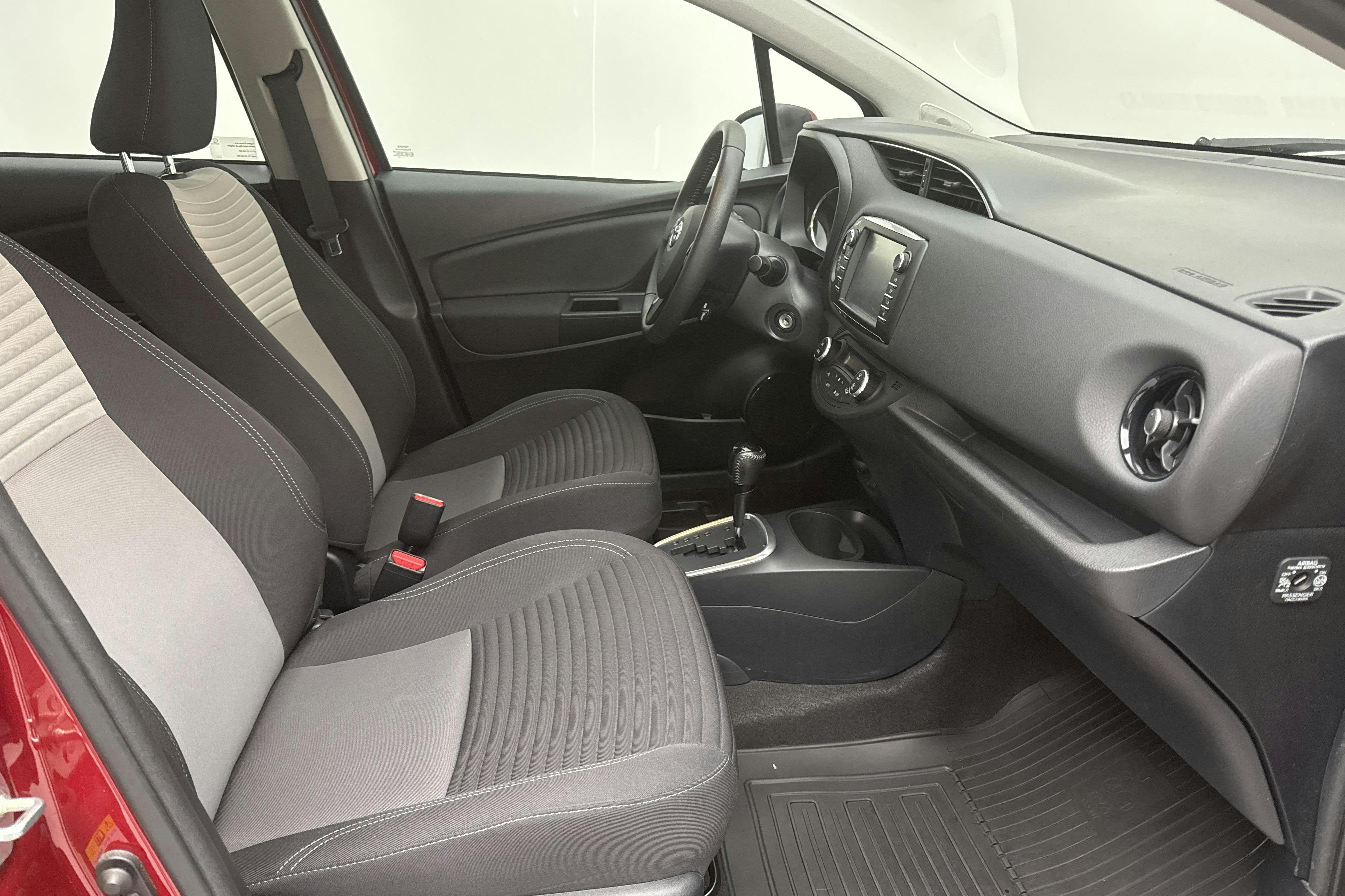 Toyota Yaris 1.5 Hybrid 5dr (101hk) - 5 659 mil - Automat - röd - 2018