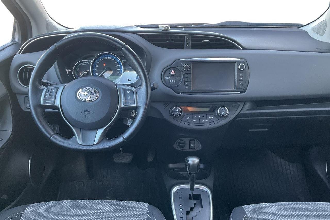 Toyota Yaris 1.5 Hybrid 5dr (101hk) - 9 122 mil - Automat - röd - 2017