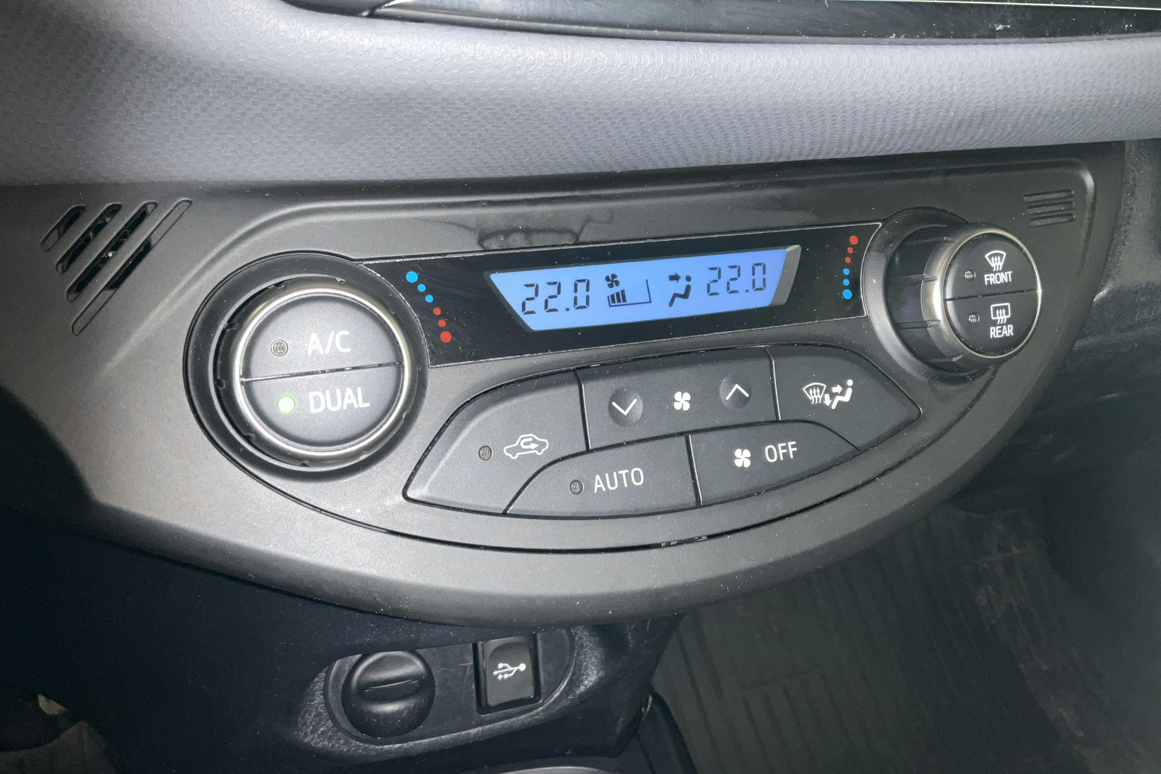 Toyota Yaris 1.5 Hybrid 5dr (101hk) - 9 122 mil - Automat - röd - 2017
