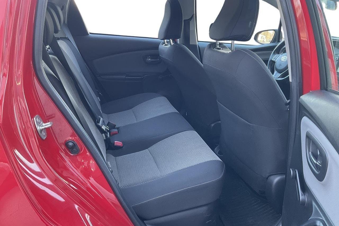 Toyota Yaris 1.5 Hybrid 5dr (101hk) - 9 122 mil - Automat - röd - 2017