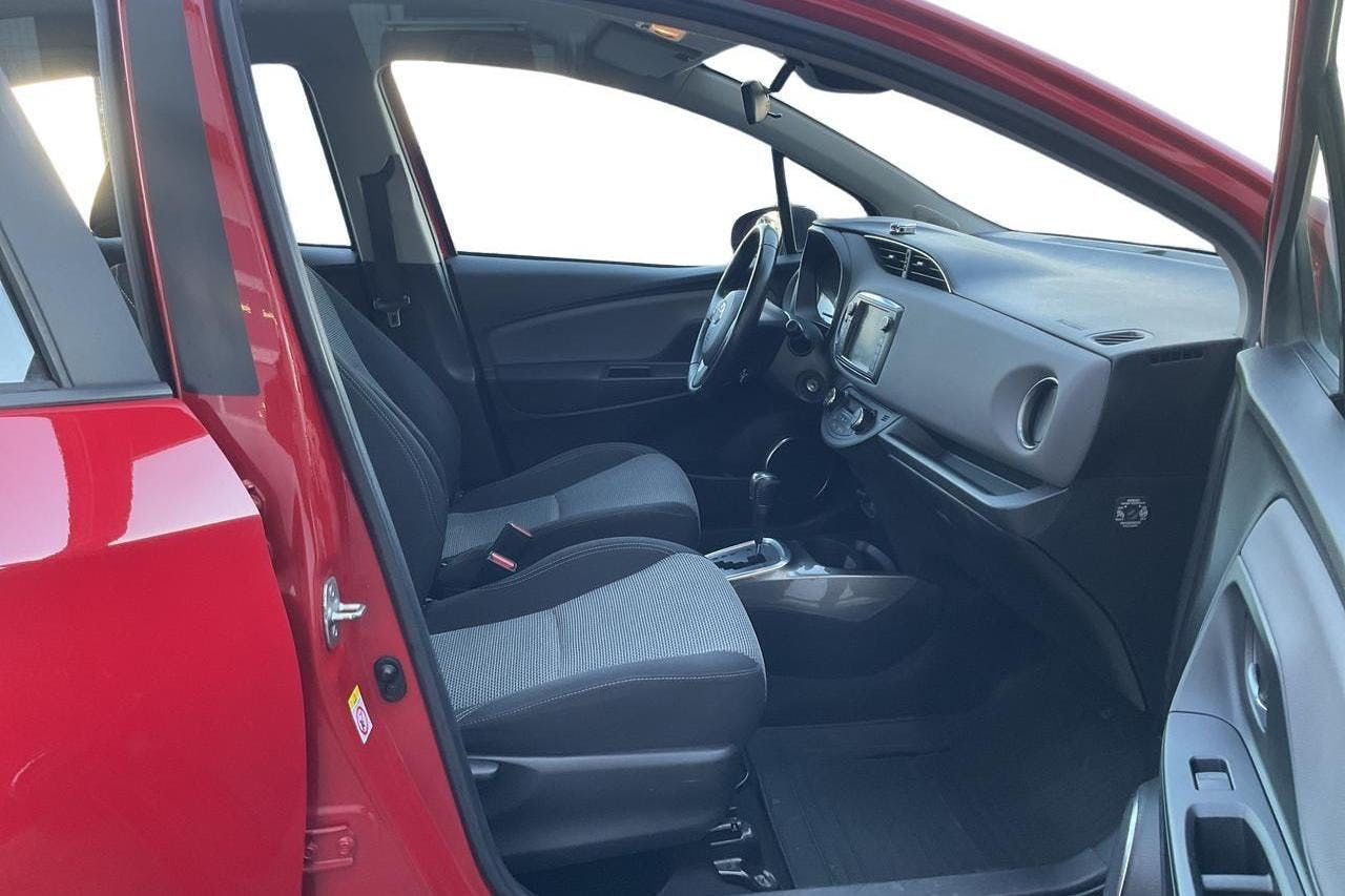Toyota Yaris 1.5 Hybrid 5dr (101hk) - 9 122 mil - Automat - röd - 2017