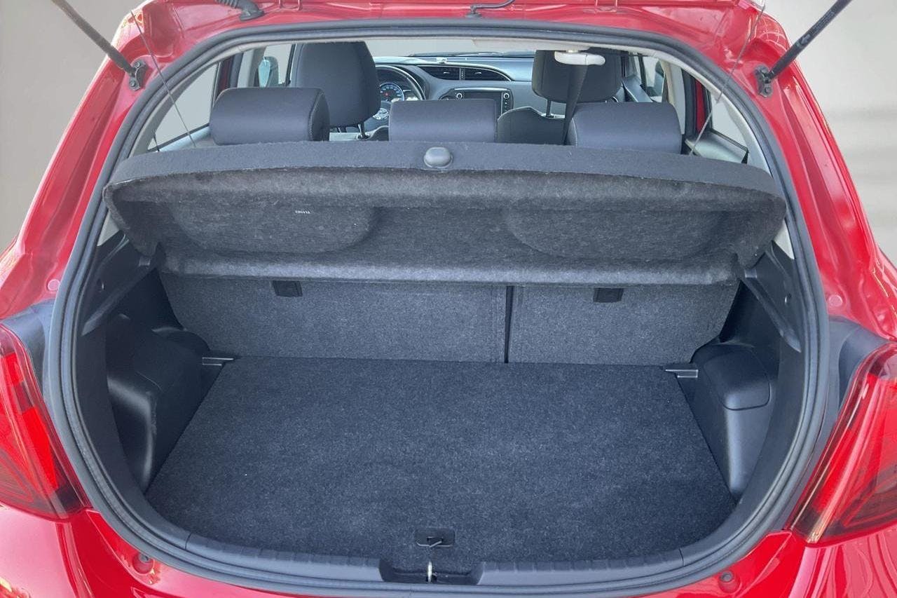 Toyota Yaris 1.5 Hybrid 5dr (101hk) - 9 122 mil - Automat - röd - 2017