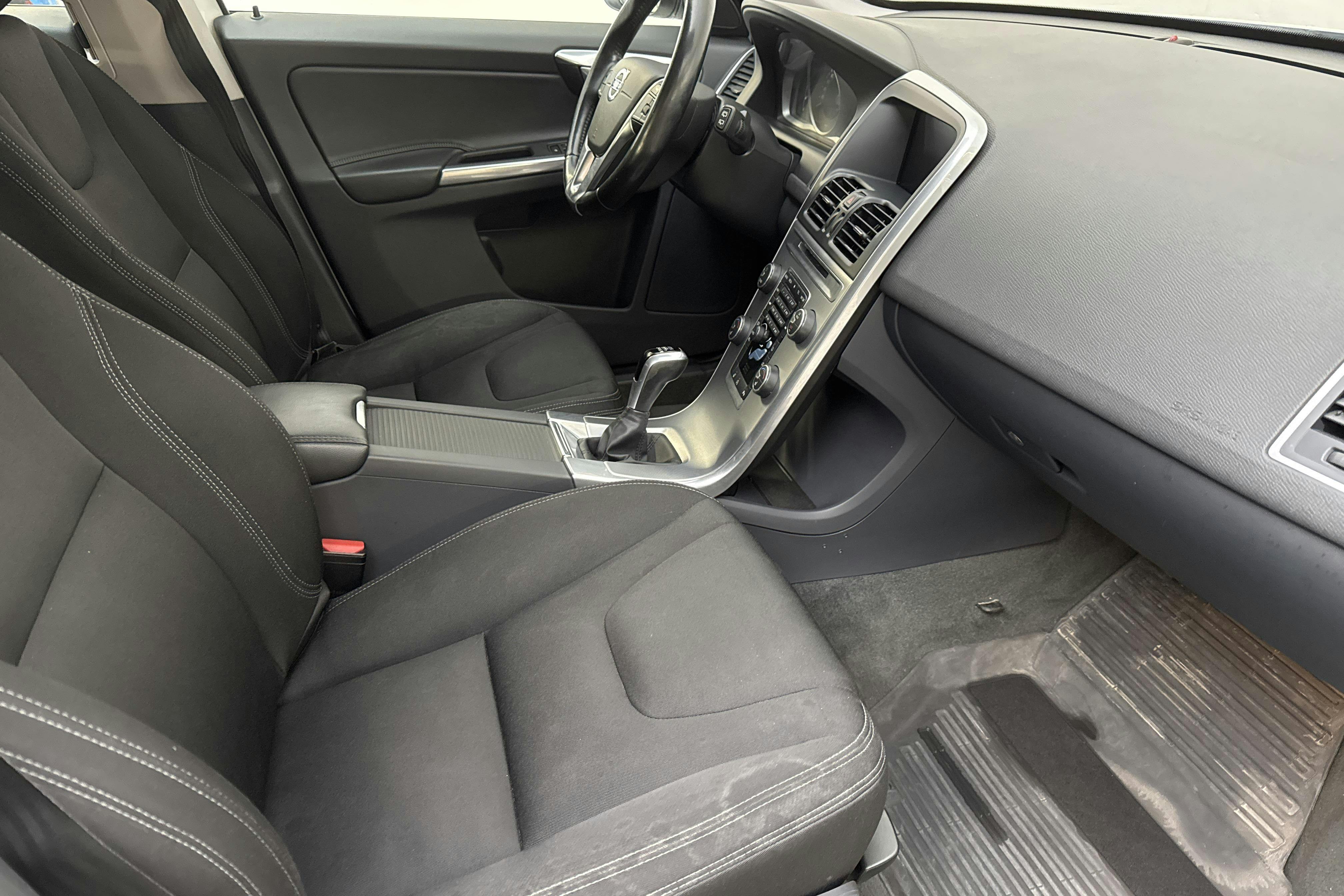 Volvo XC60 D3 2WD (150hk) - 16 032 mil - Manuell - vit - 2017