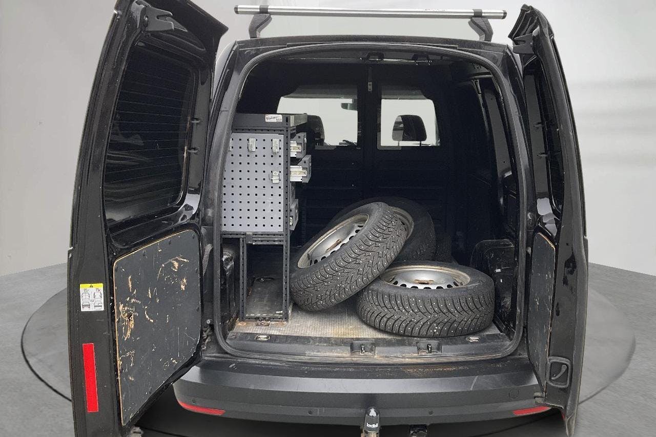 VW Caddy 2.0 TDI (102hk) - 142 260 km - Käsitsi - must - 2018