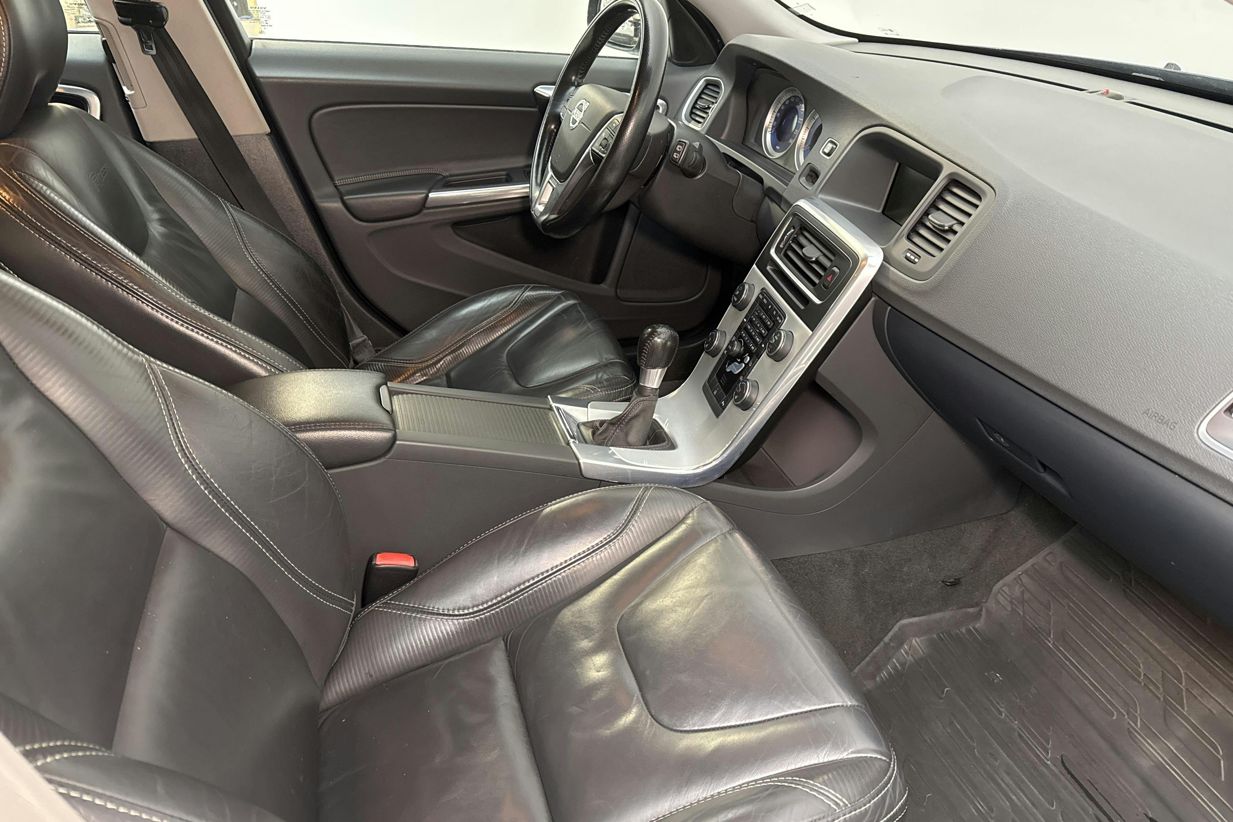 Volvo V60 D4 (163hk) - 25 303 mil - Manuell - blå - 2013