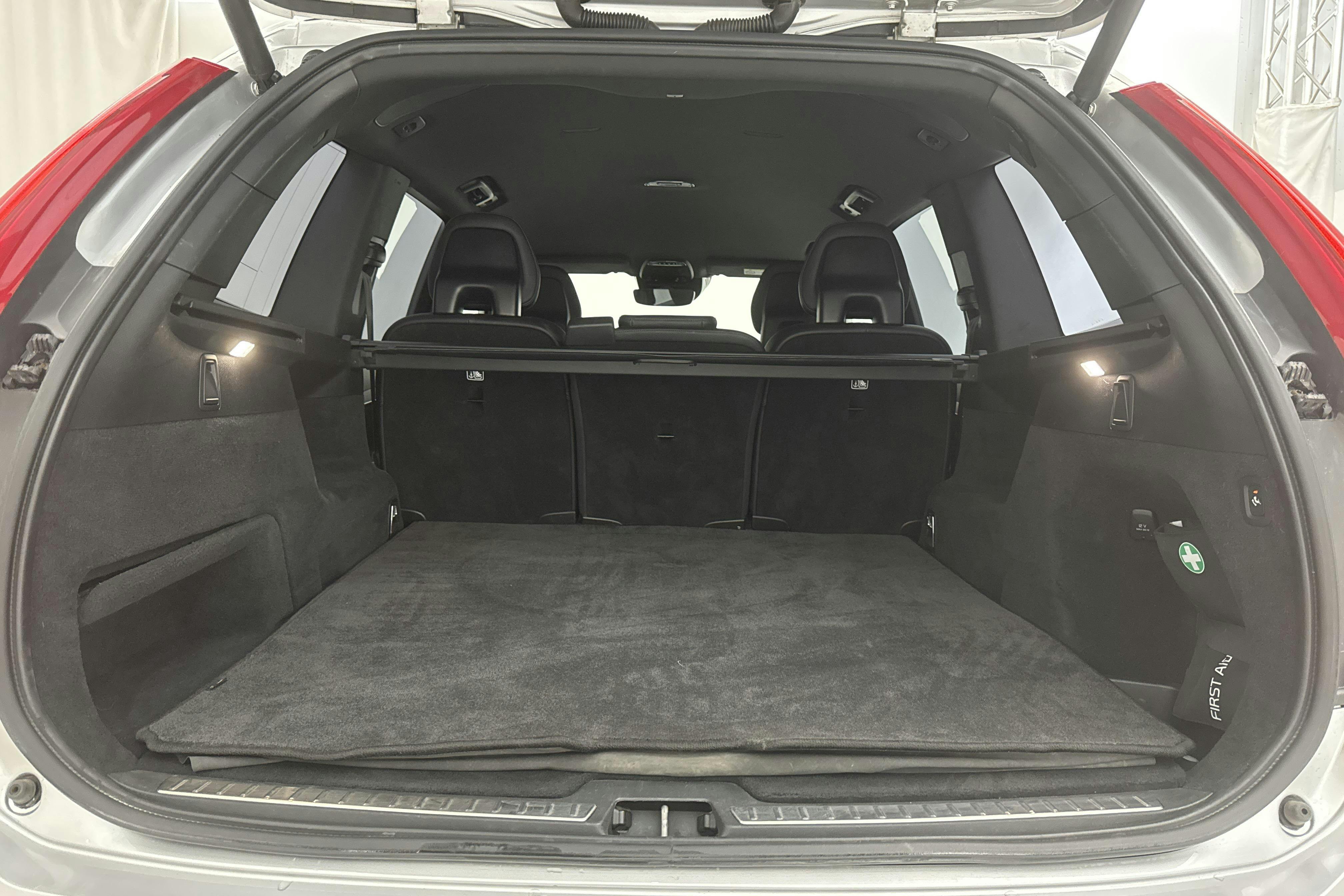 Volvo XC90 D5 AWD (225hk) - 116 300 km - Automaattinen - hopea - 2016