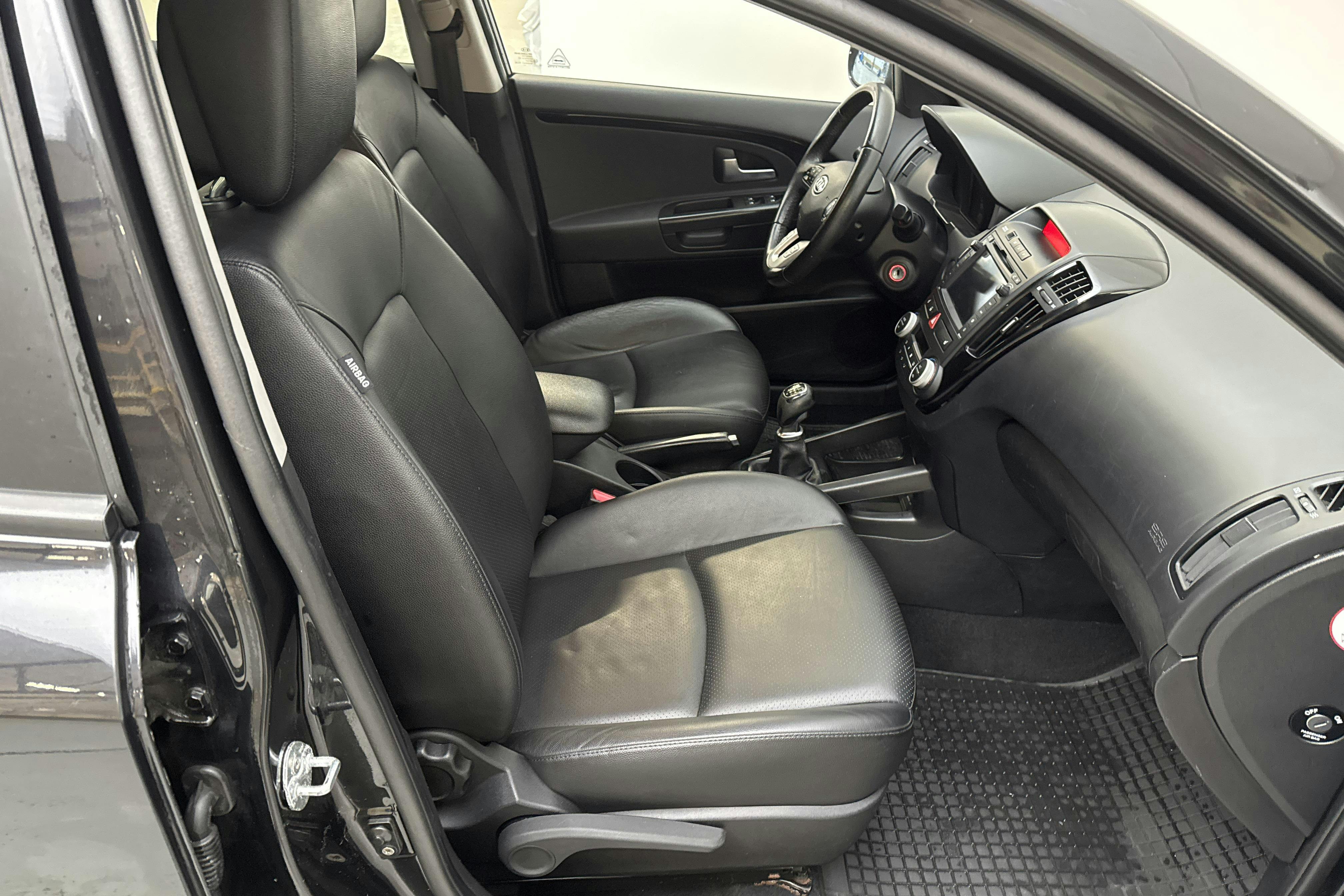 KIA Cee'd 1.6 CRDi SW (128hk) - 179 080 km - Manualna - czarny - 2012