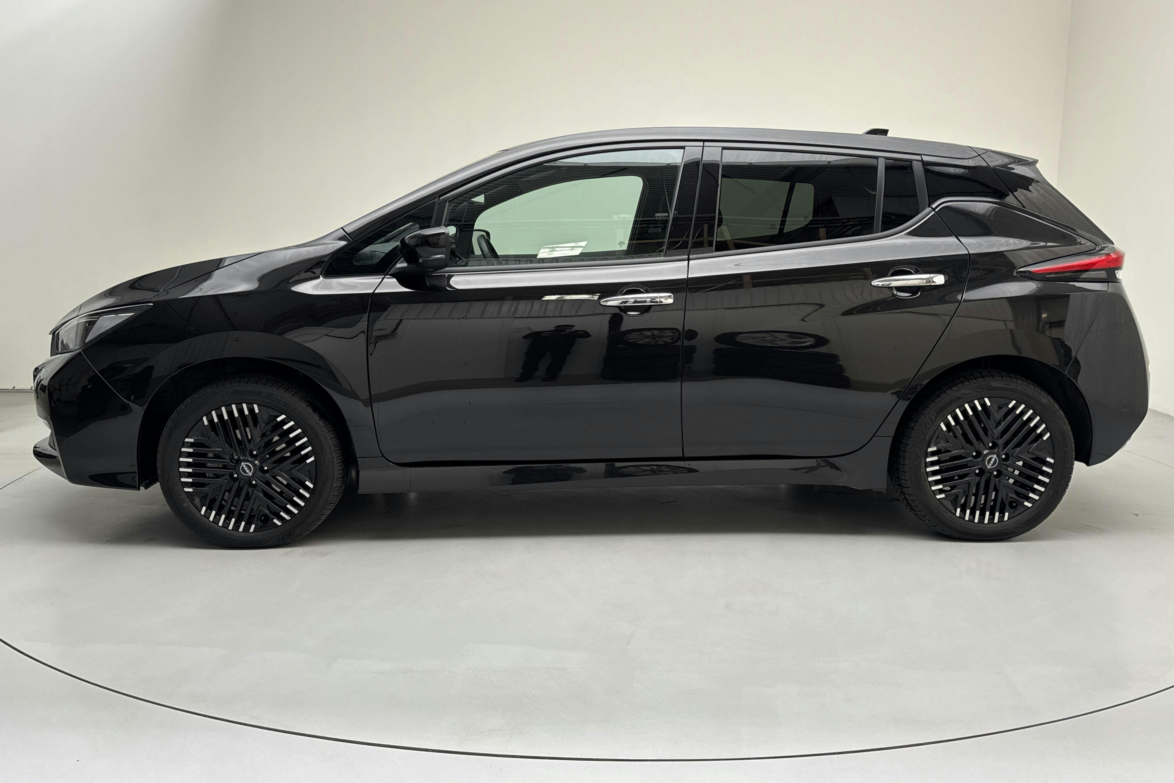 Nissan LEAF 5dr 59 kWh (214hk) - 1 729 mil - Automat - svart - 2023