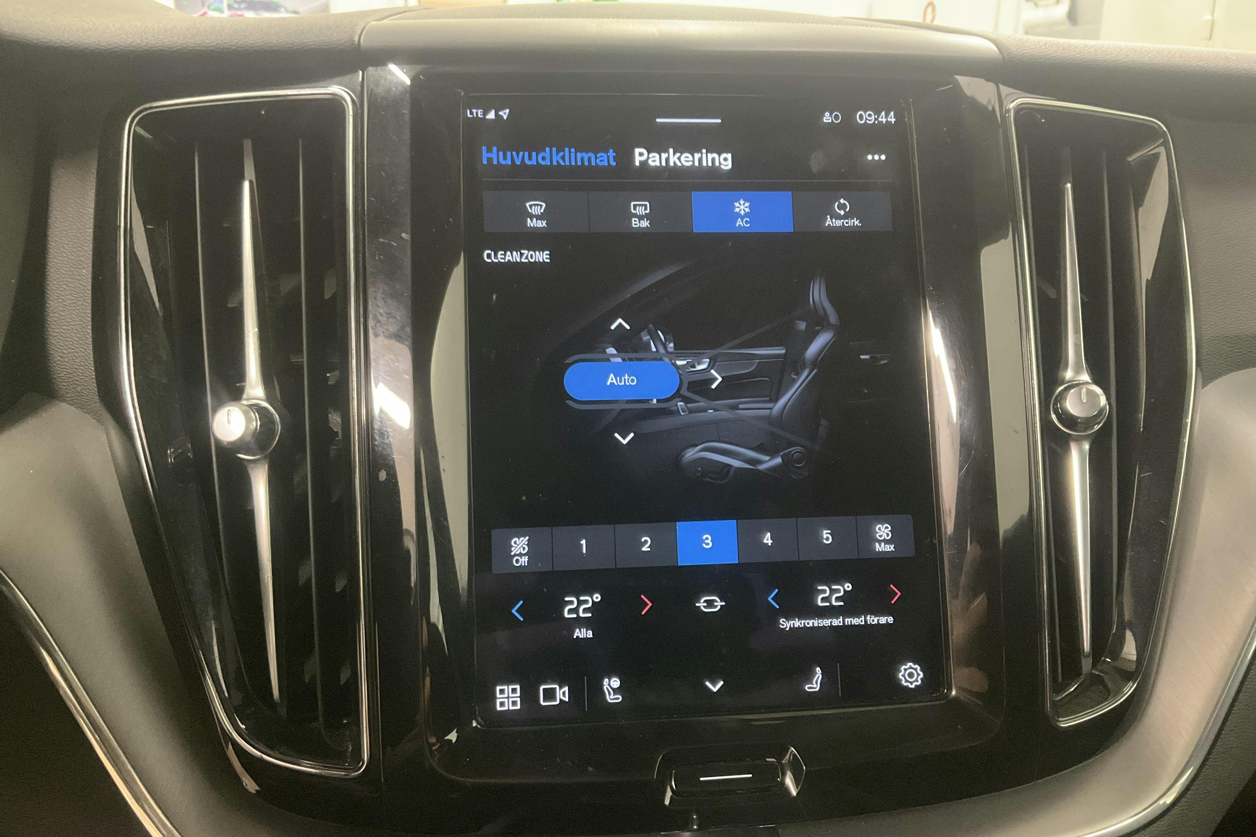 Volvo XC60 T6 AWD Recharge (350hk) - 12 657 mil - Automat - svart - 2022