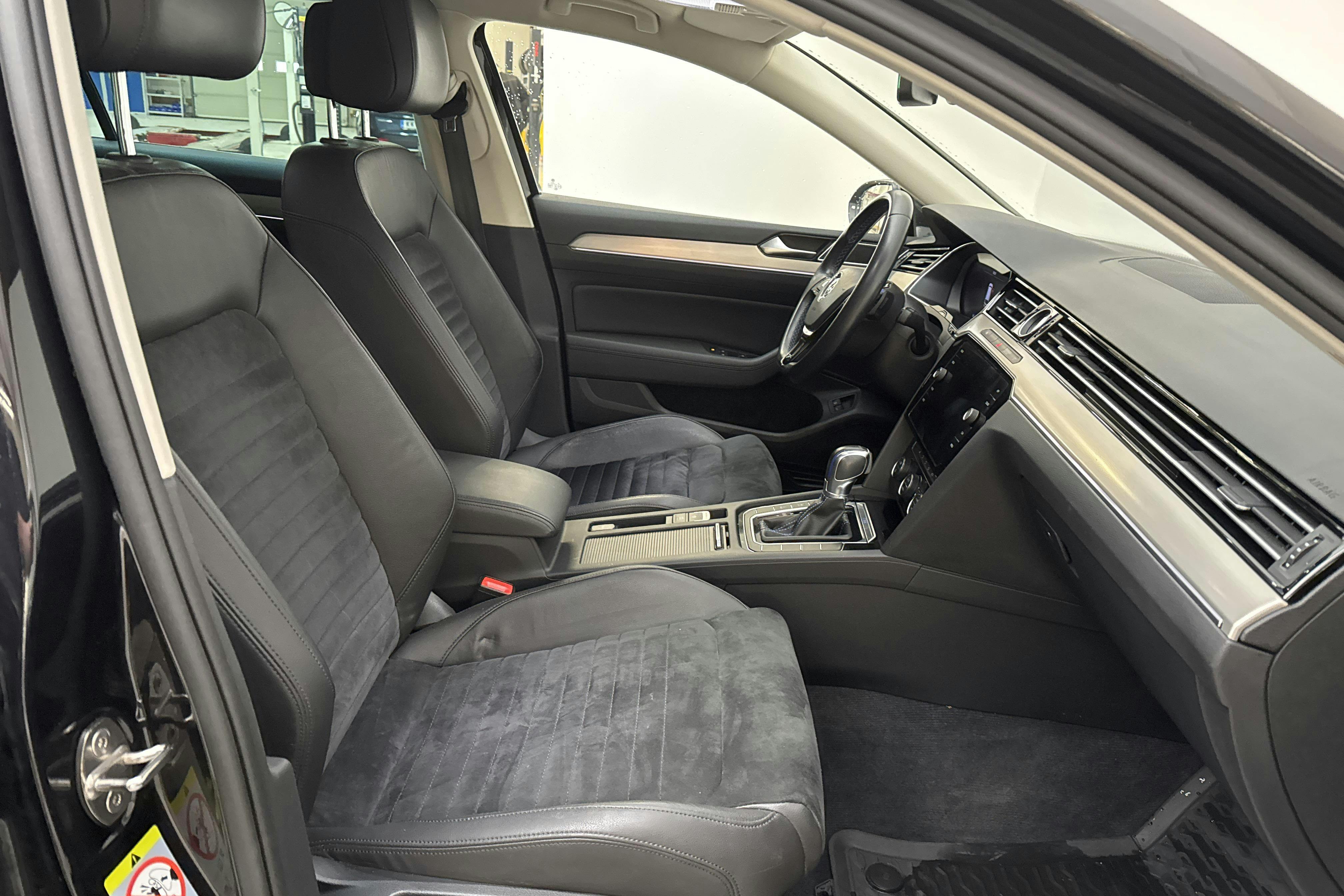 VW Passat 1.4 Plug-in-Hybrid Sportscombi (218hk) - 10 630 mil - Automat - svart - 2018