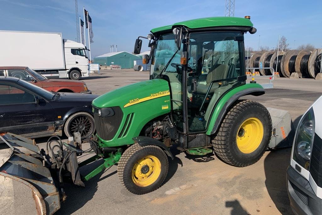JOHN DEERE 3520 Traktor -  - Manuell - grön - 2006