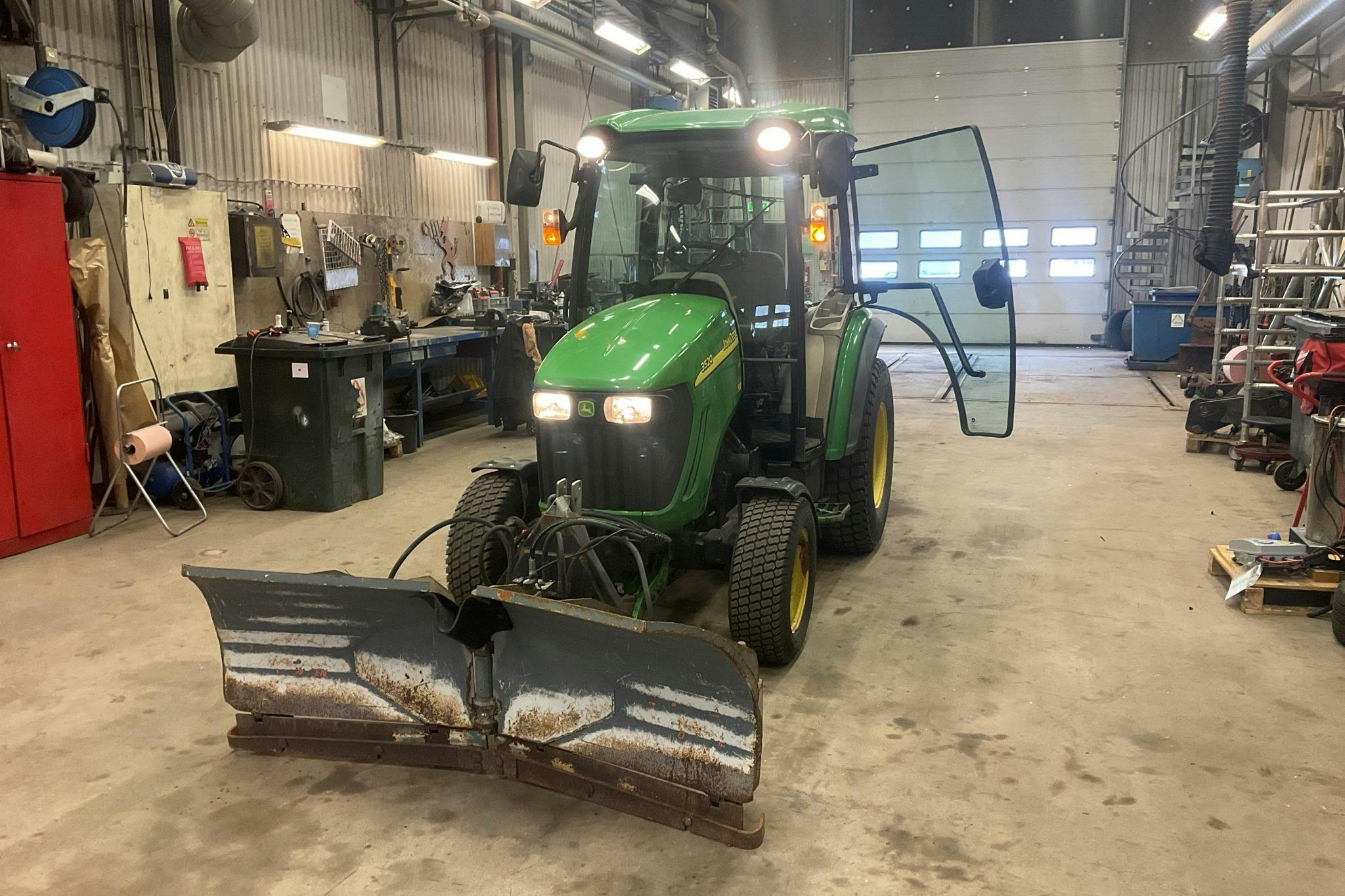 JOHN DEERE 3520 Traktor -  - Manuell - grön - 2006